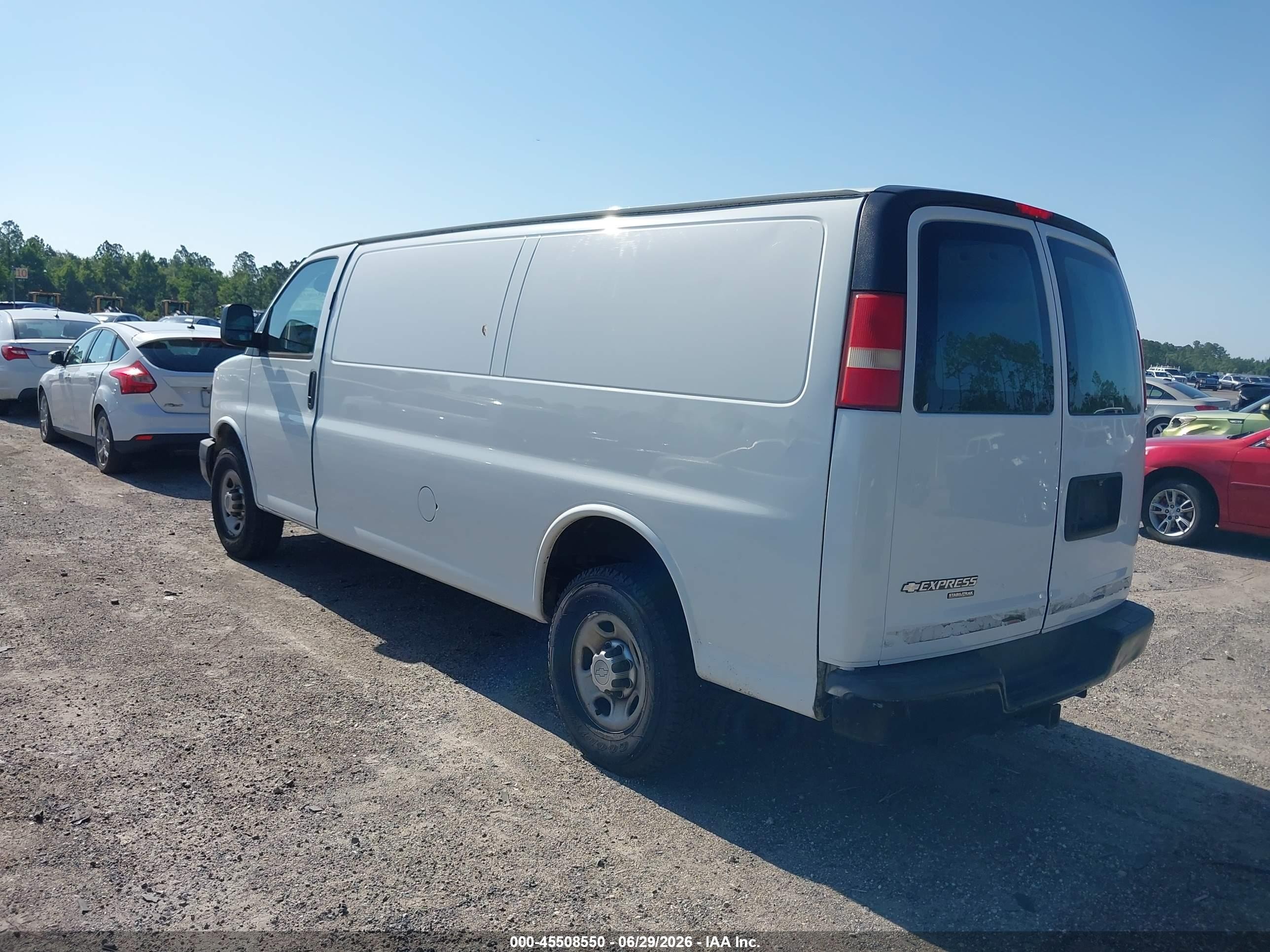 2015 Chevrolet Express 2500 Work Van Белый vin: 1GCWGGCFXF1100835