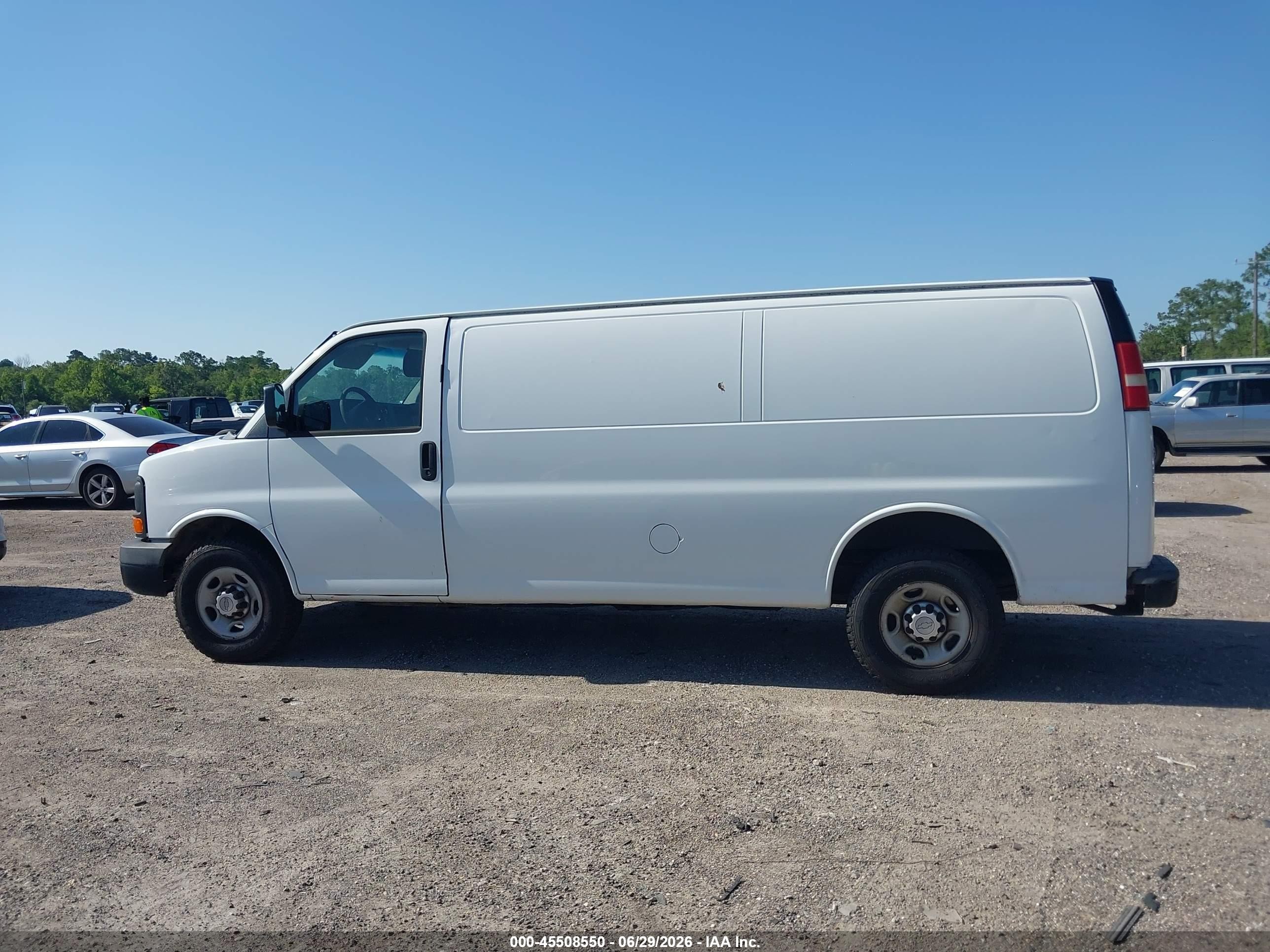2015 Chevrolet Express 2500 Work Van Белый vin: 1GCWGGCFXF1100835