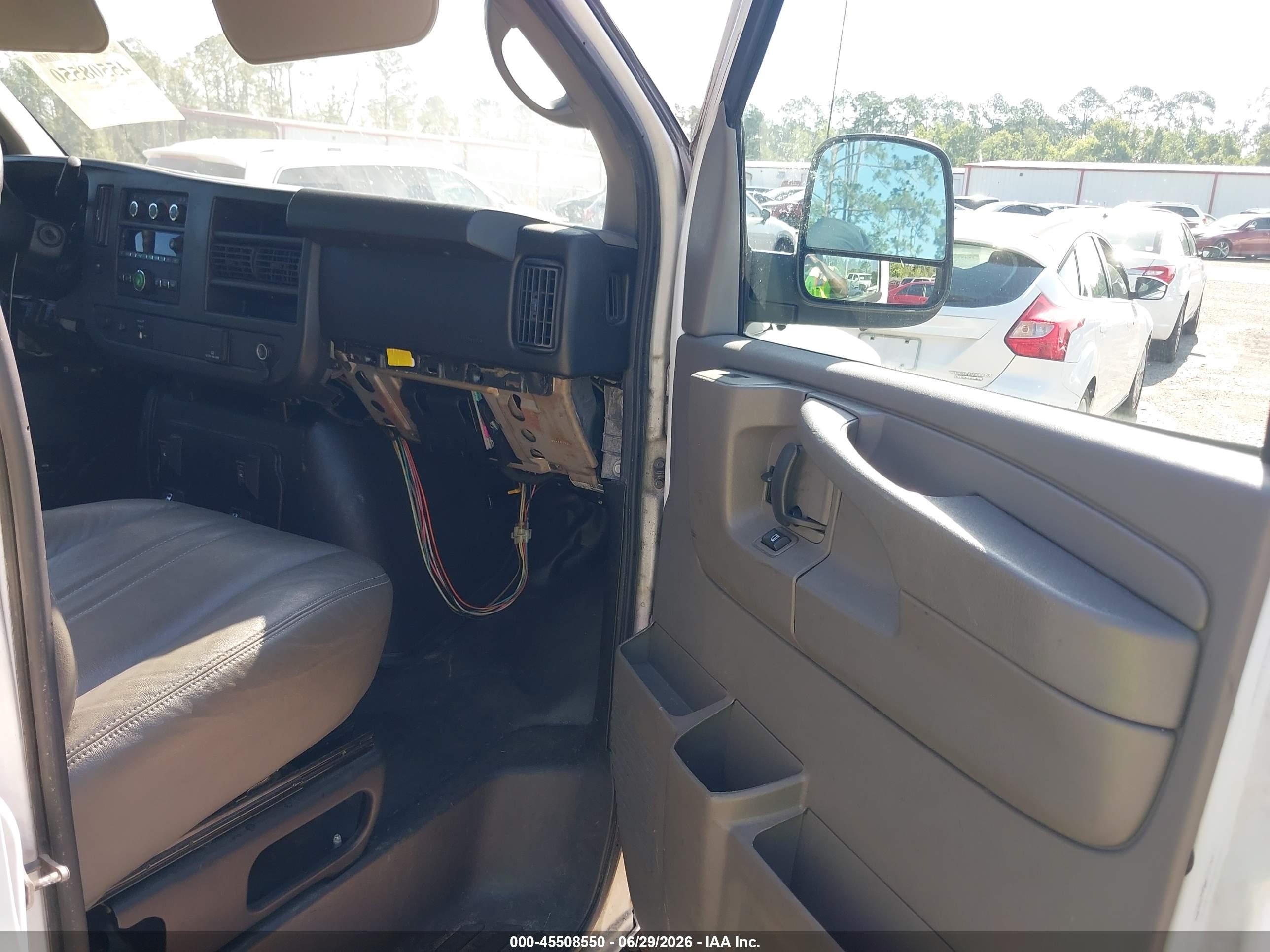 2015 Chevrolet Express 2500 Work Van Белый vin: 1GCWGGCFXF1100835