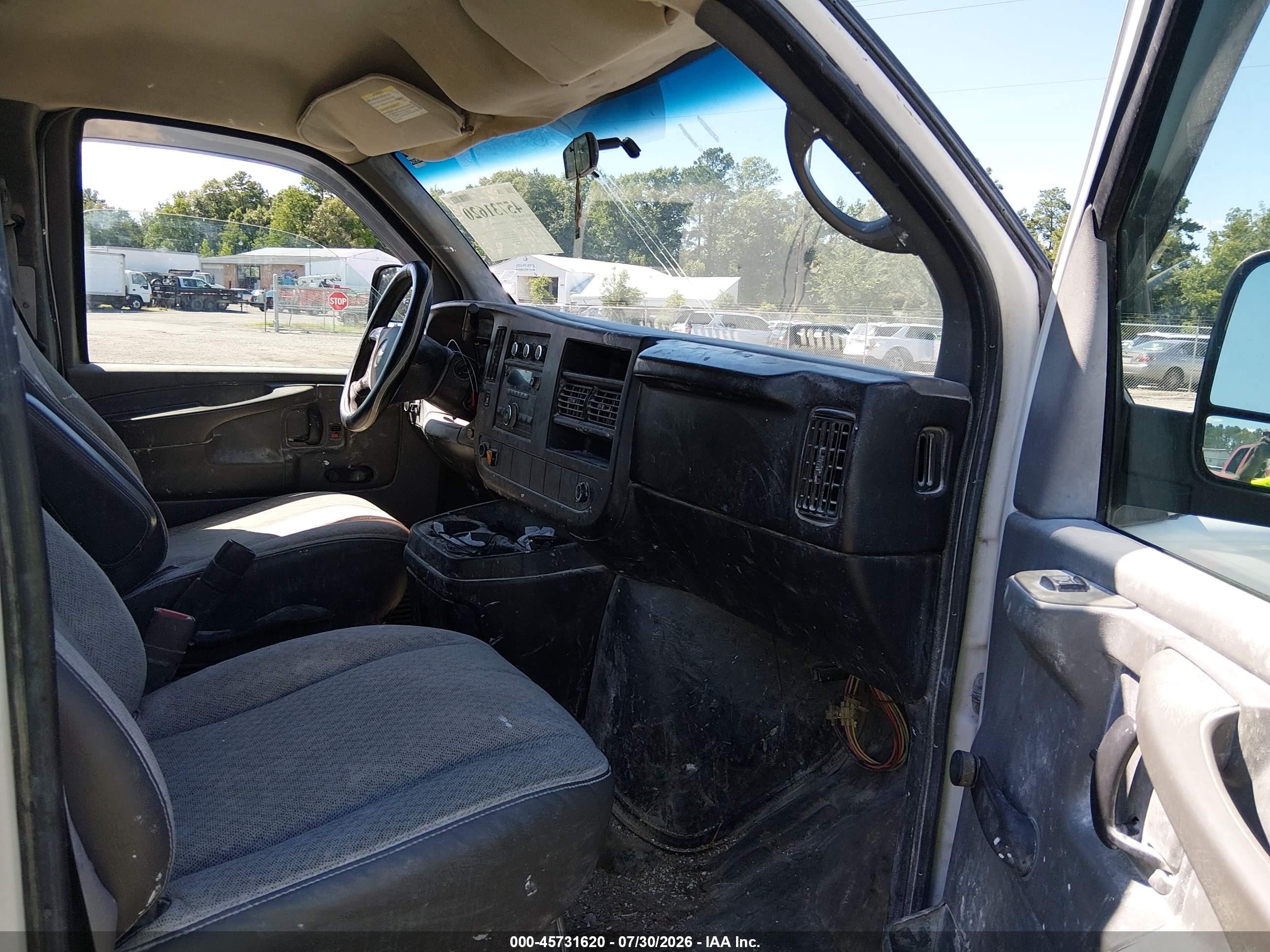 2010 Chevrolet Express 2500 Work Van White vin: 1GCZGFAA3A1120741