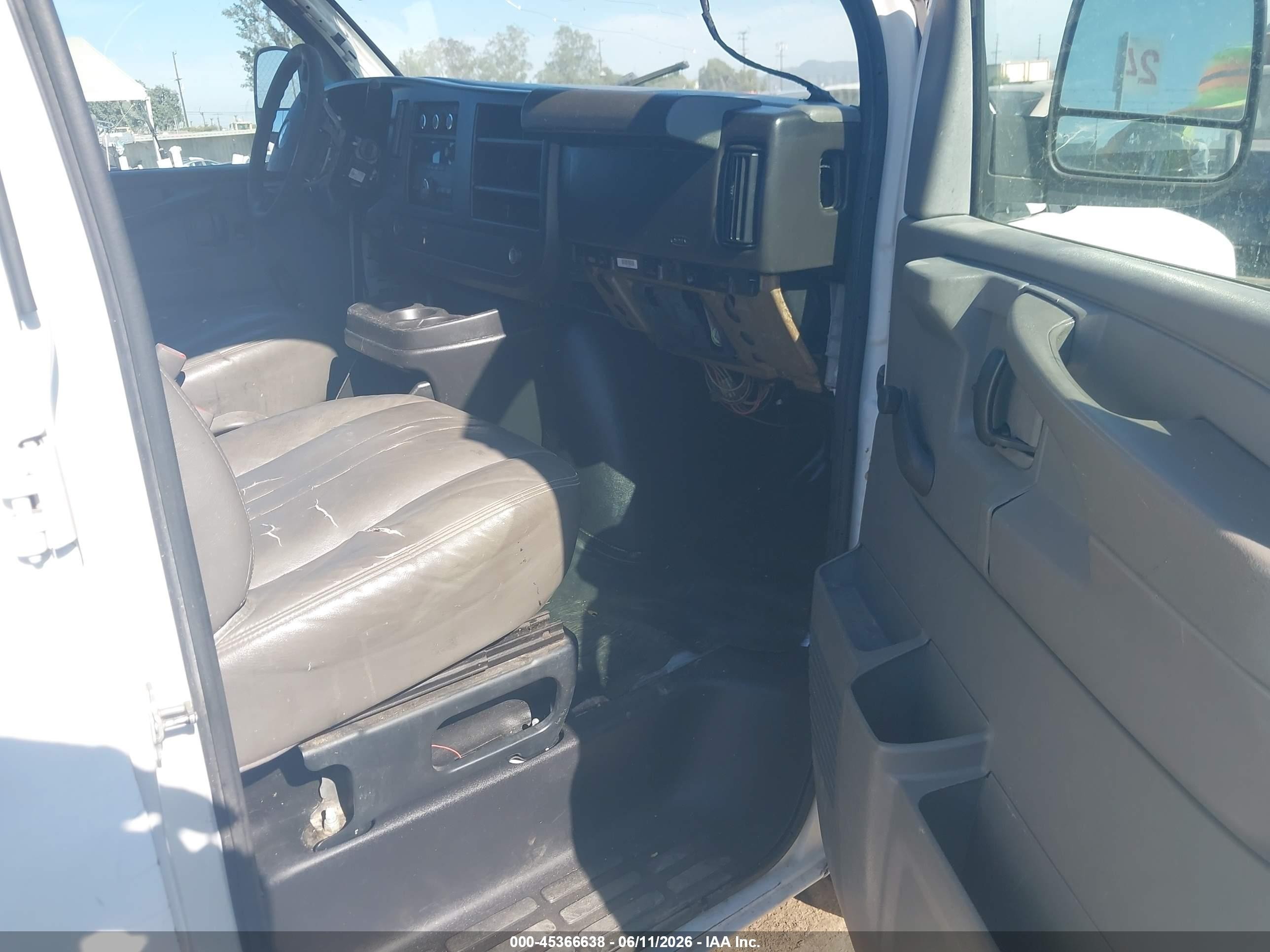 2010 Chevrolet Express 2500 Work Van Белый vin: 1GCZGFDA1A1124122