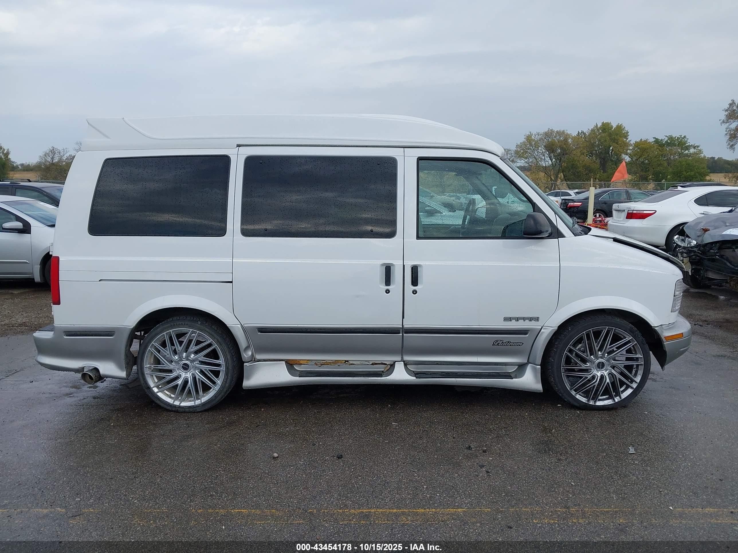 1998 Gmc Safari Yf7 Upfitter Package Белый vin: 1GDDM19W9WB522914