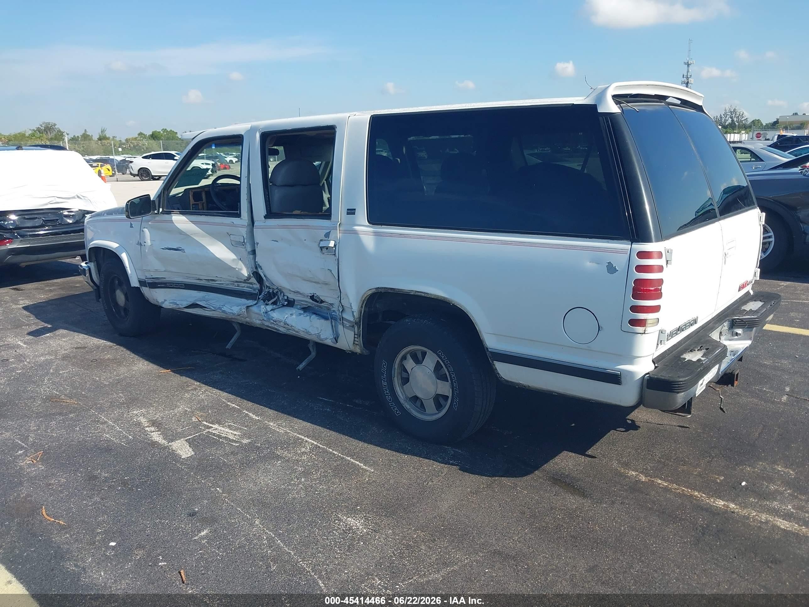 1994 Gmc Suburban C1500 White vin: 1GDEC16K4RJ755621