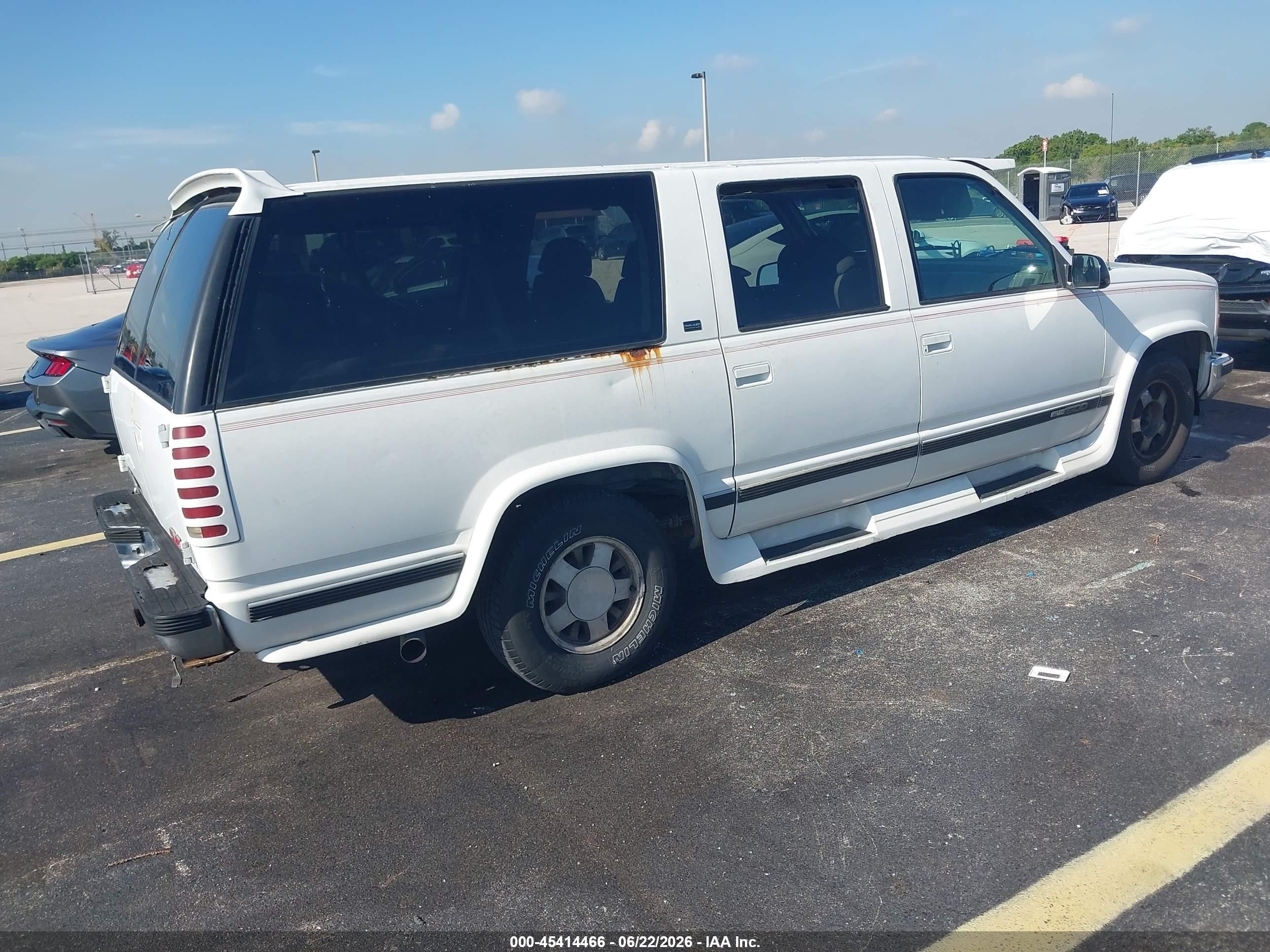 1994 Gmc Suburban C1500 White vin: 1GDEC16K4RJ755621
