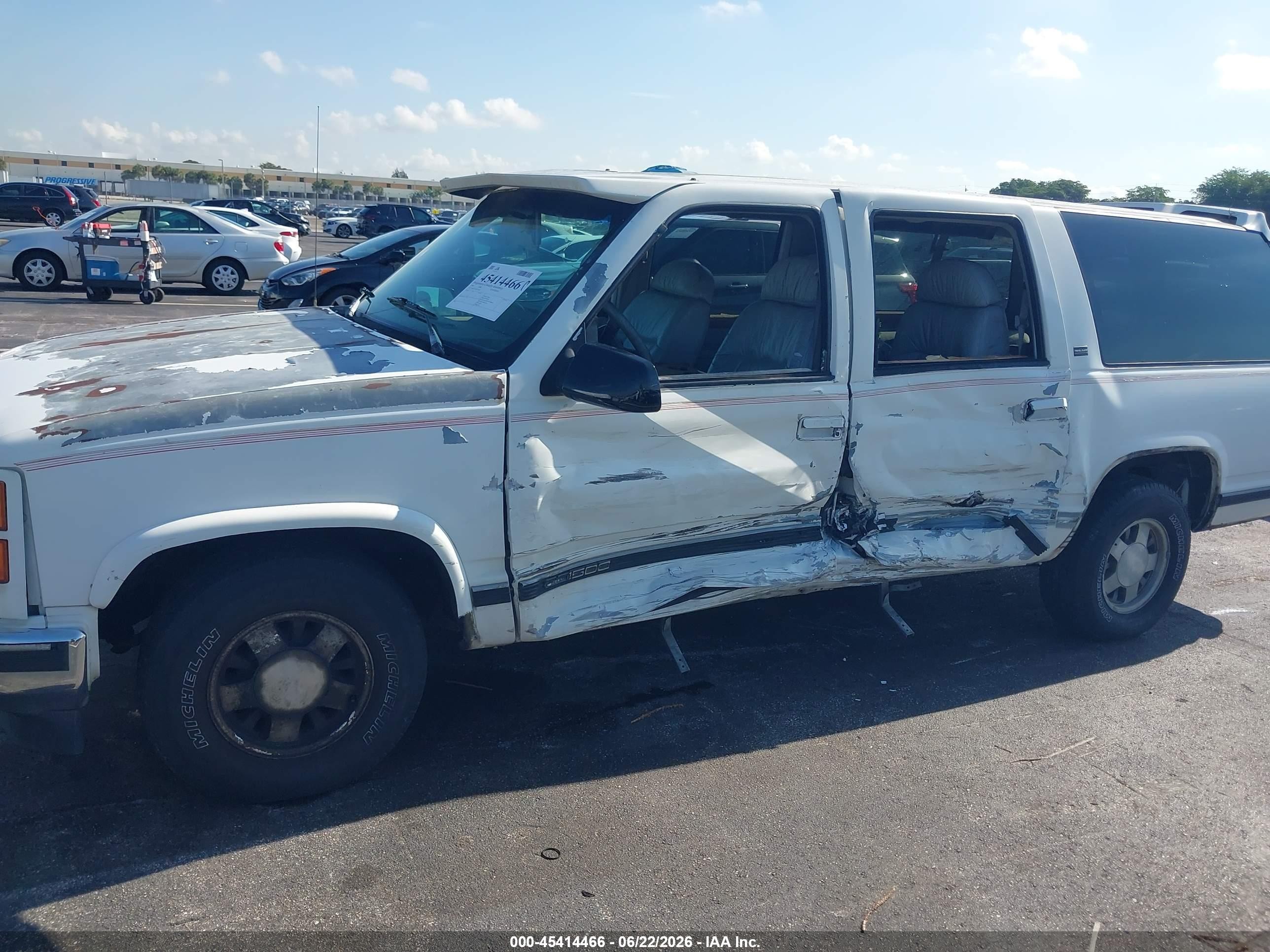 1994 Gmc Suburban C1500 White vin: 1GDEC16K4RJ755621