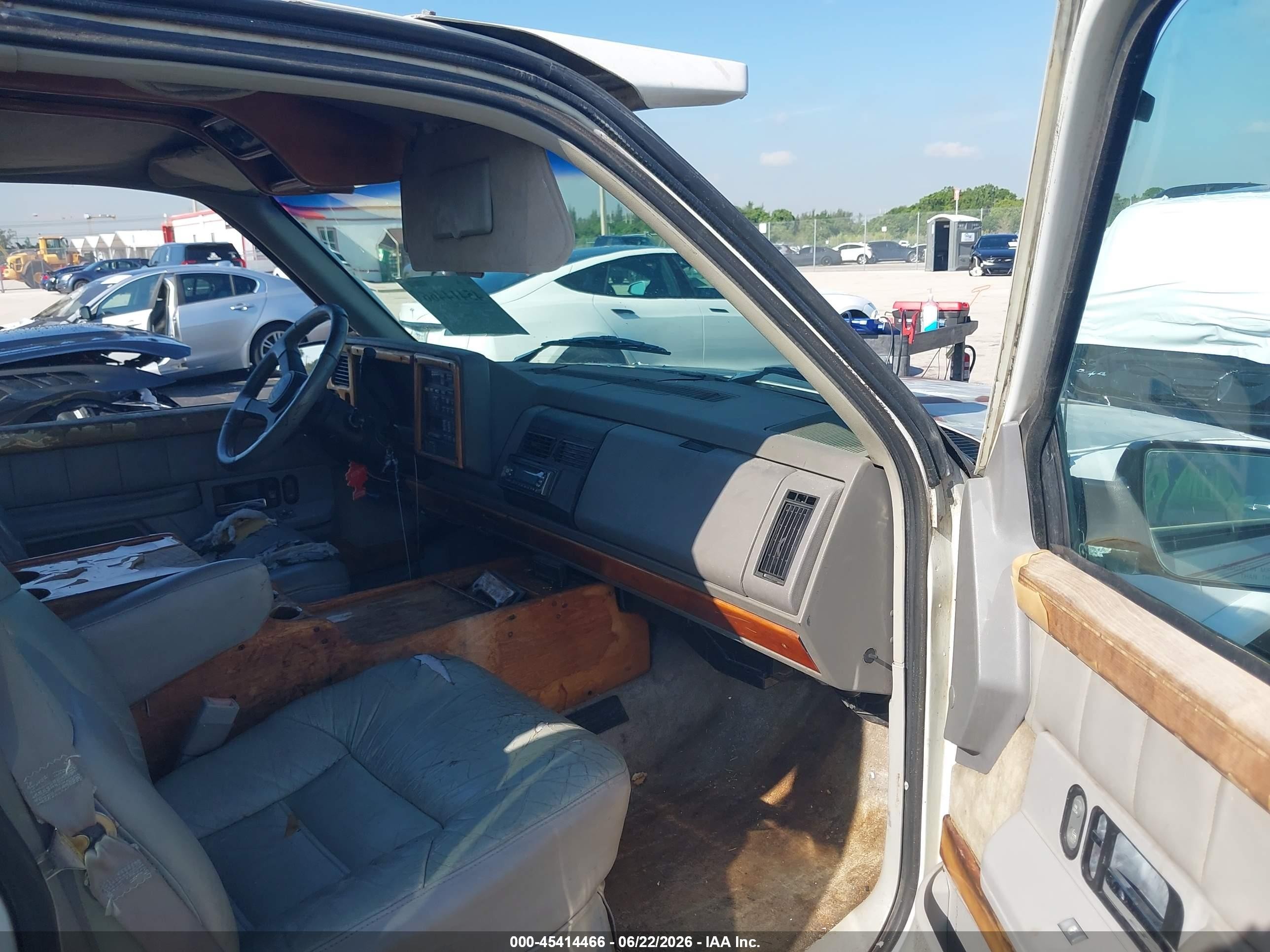 1994 Gmc Suburban C1500 White vin: 1GDEC16K4RJ755621