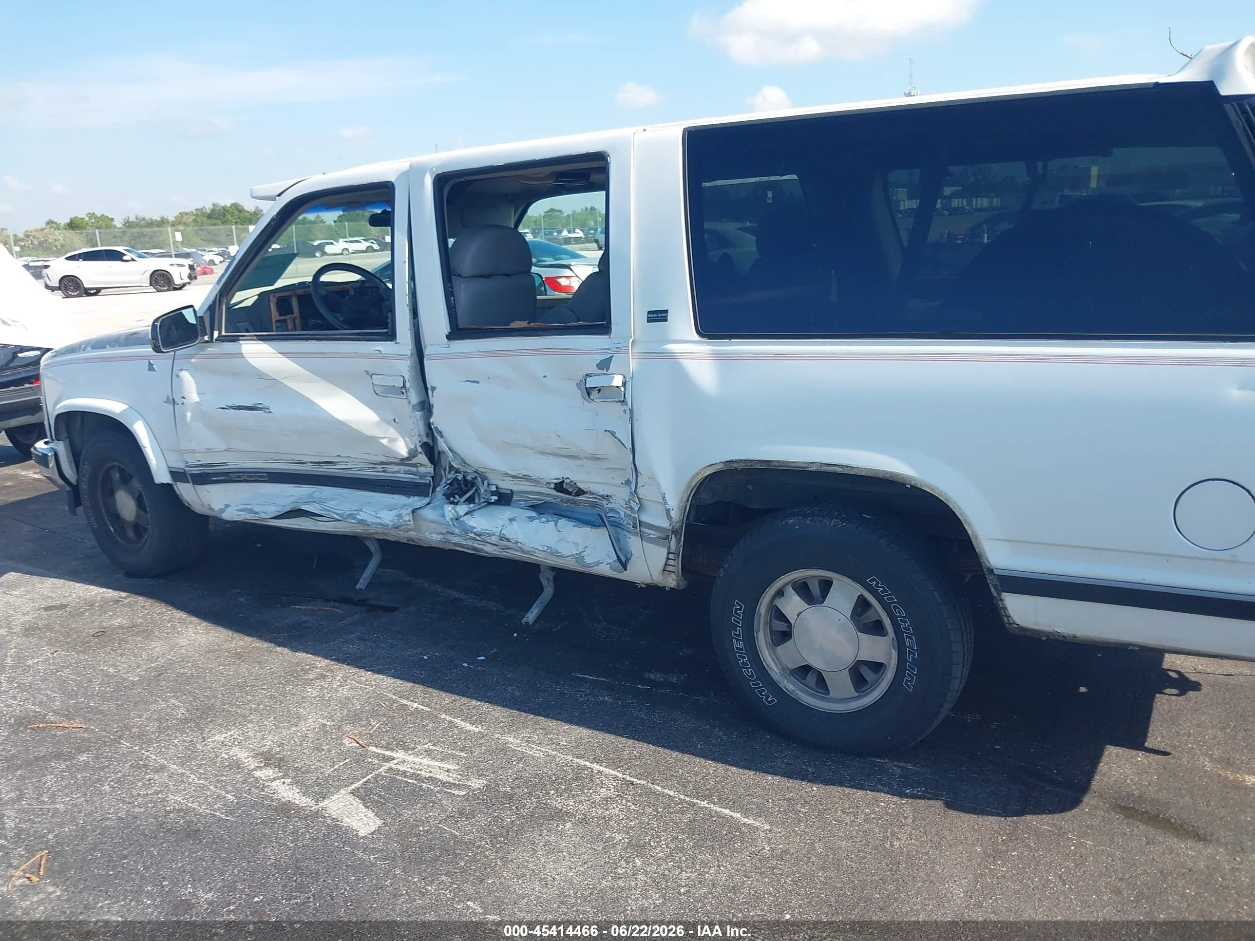 1994 Gmc Suburban C1500 White vin: 1GDEC16K4RJ755621