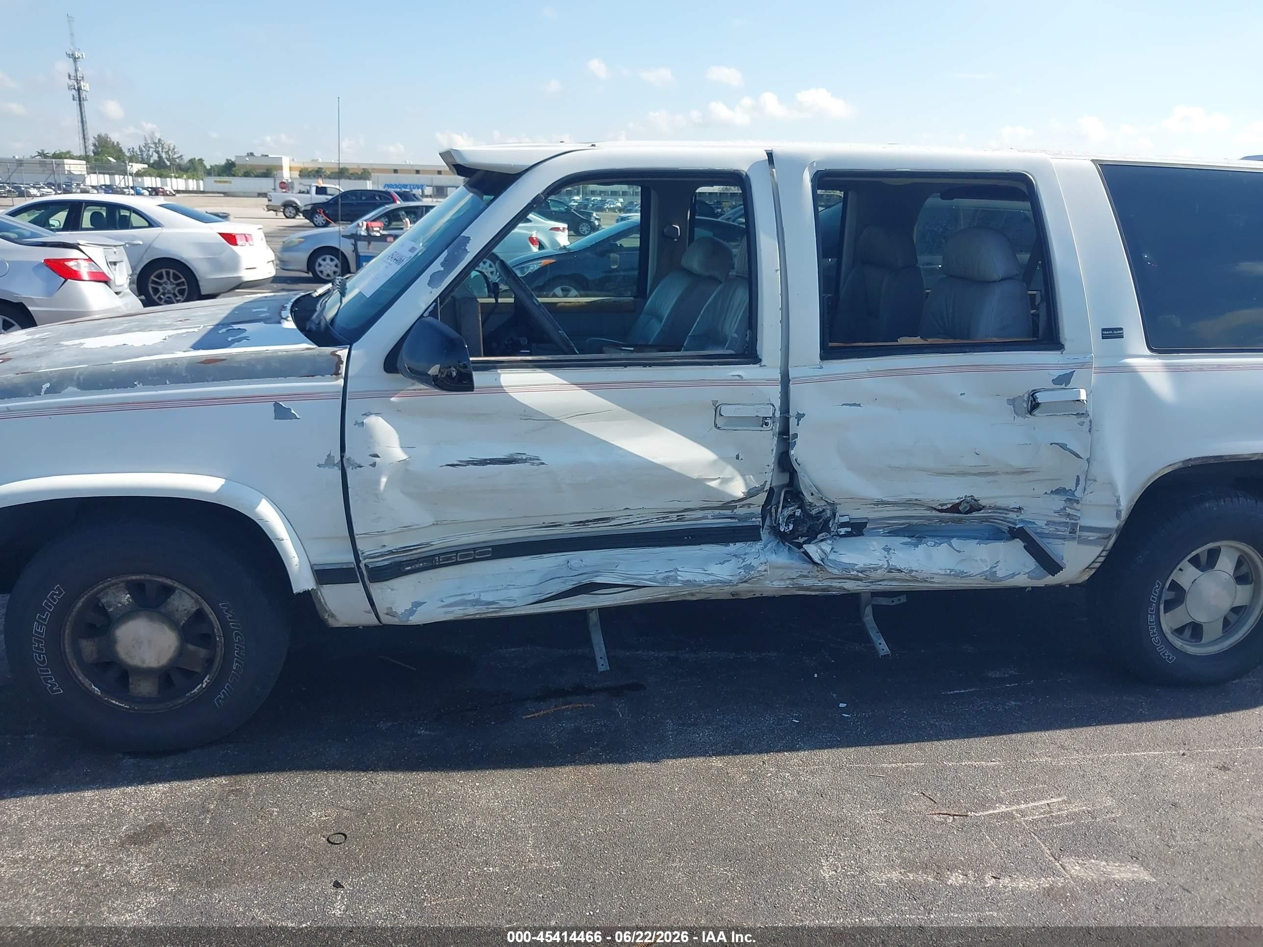 1994 Gmc Suburban C1500 White vin: 1GDEC16K4RJ755621