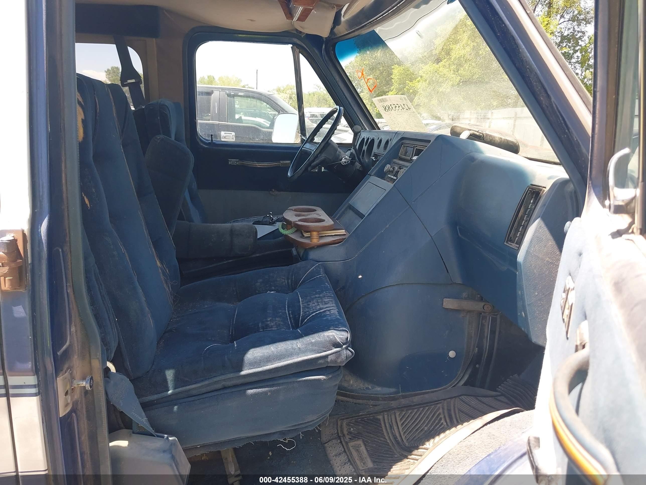 1987 Gmc Rally Wagon / Van G2500 Blue vin: 1GDEG25K4H7517257