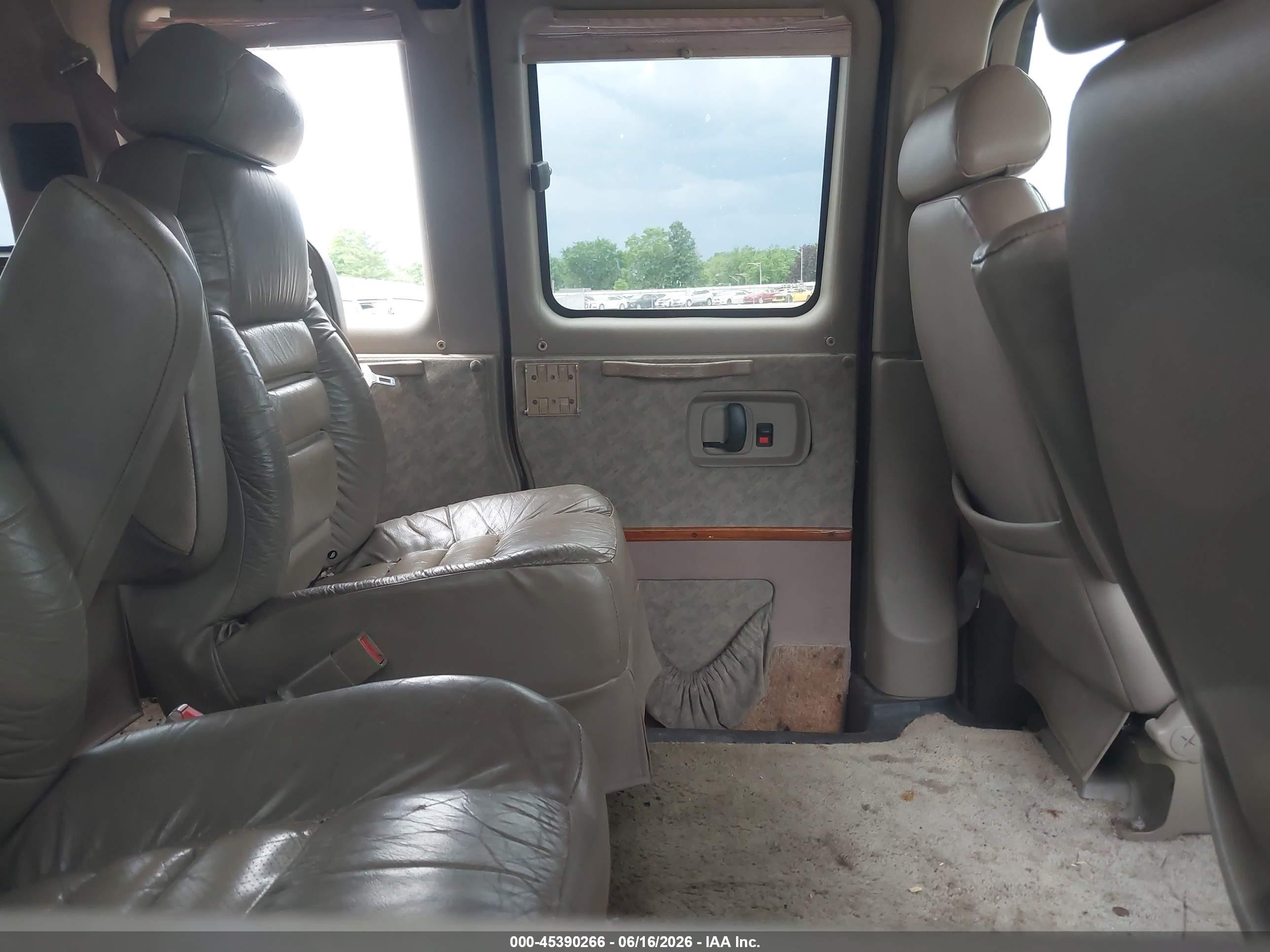 2003 Gmc Savana Cutaway Standard/standard W/c7l/c7n Purple vin: 1GDFG15T131179822