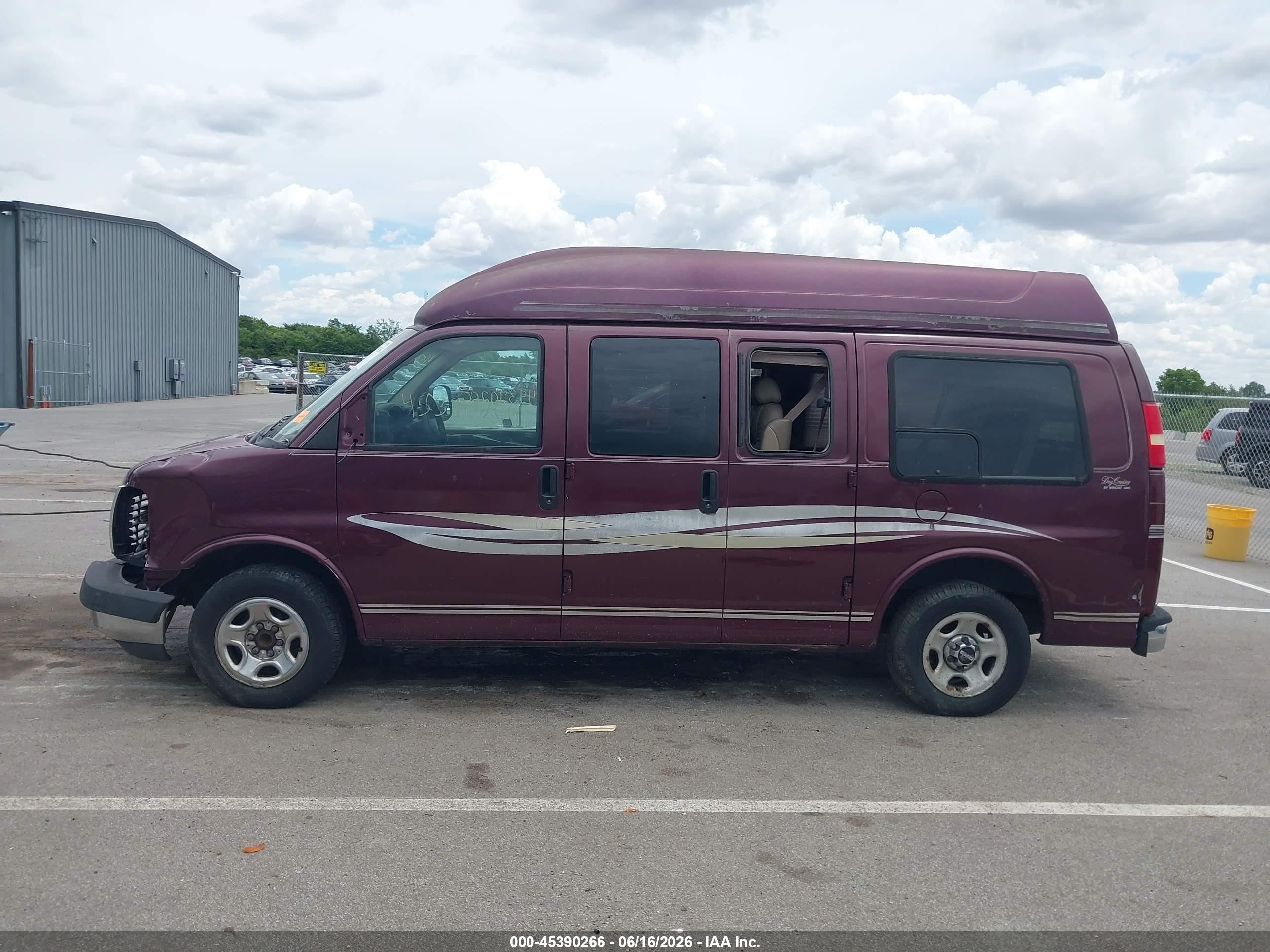 2003 Gmc Savana Cutaway Standard/standard W/c7l/c7n Purple vin: 1GDFG15T131179822