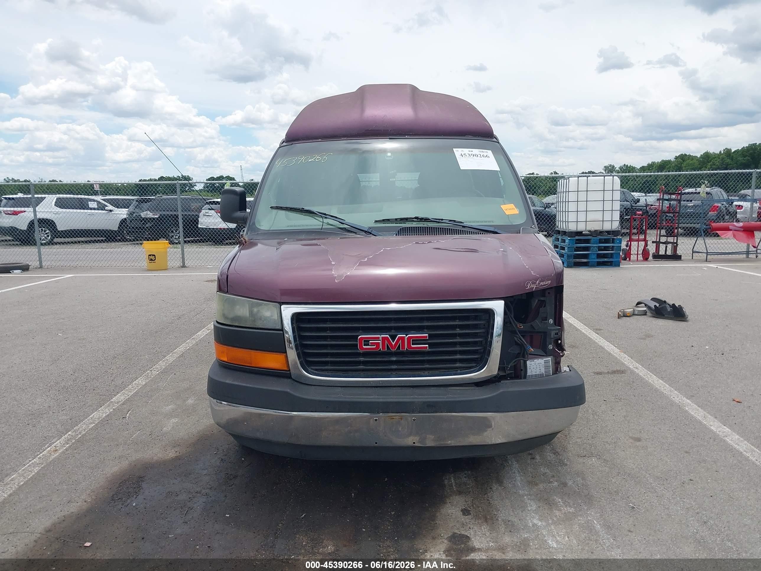 2003 Gmc Savana Cutaway Standard/standard W/c7l/c7n Purple vin: 1GDFG15T131179822