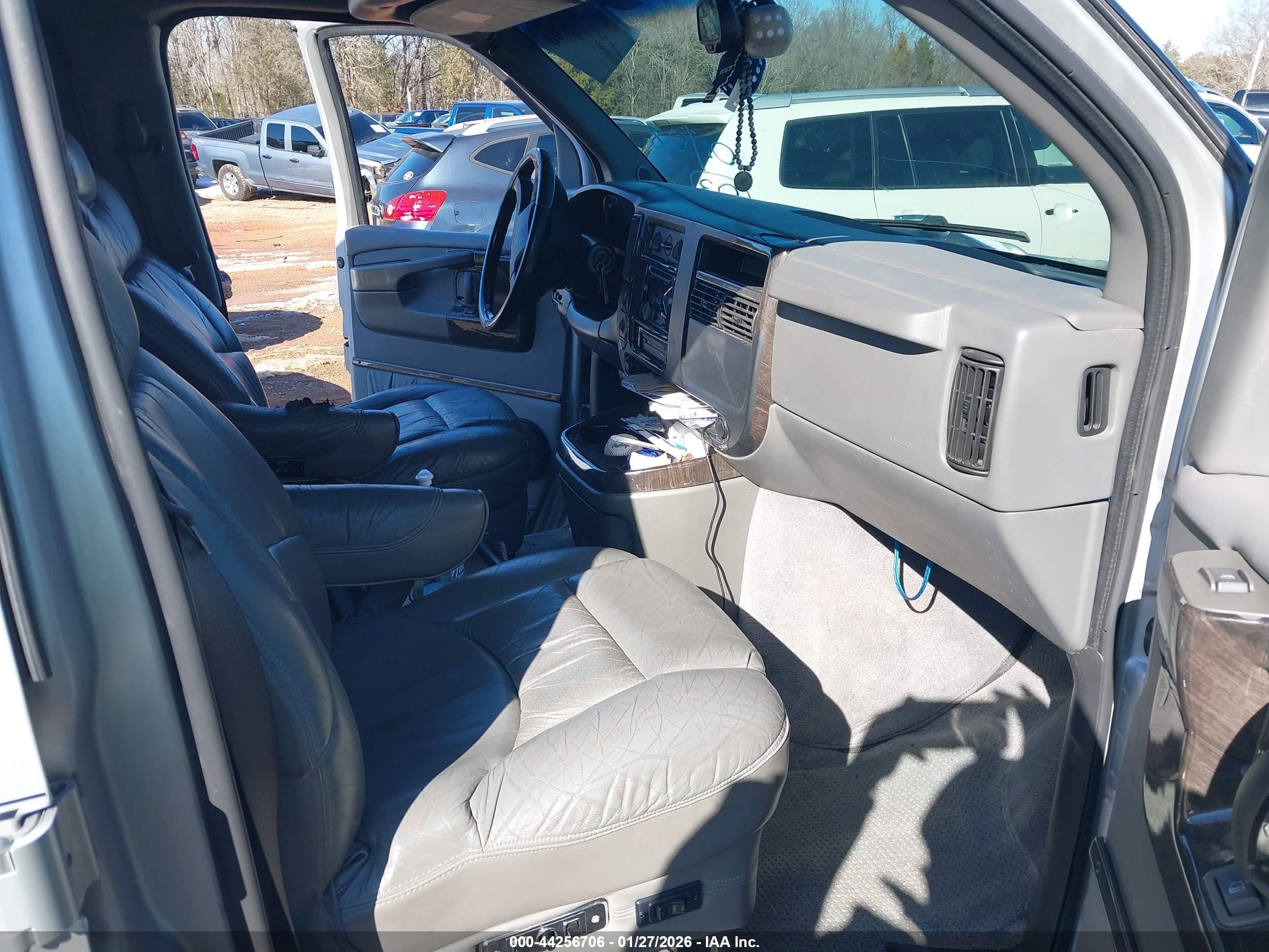 2003 Gmc Savana Cutaway Standard/standard W/c7l/c7n Silver vin: 1GDFG15T631169531