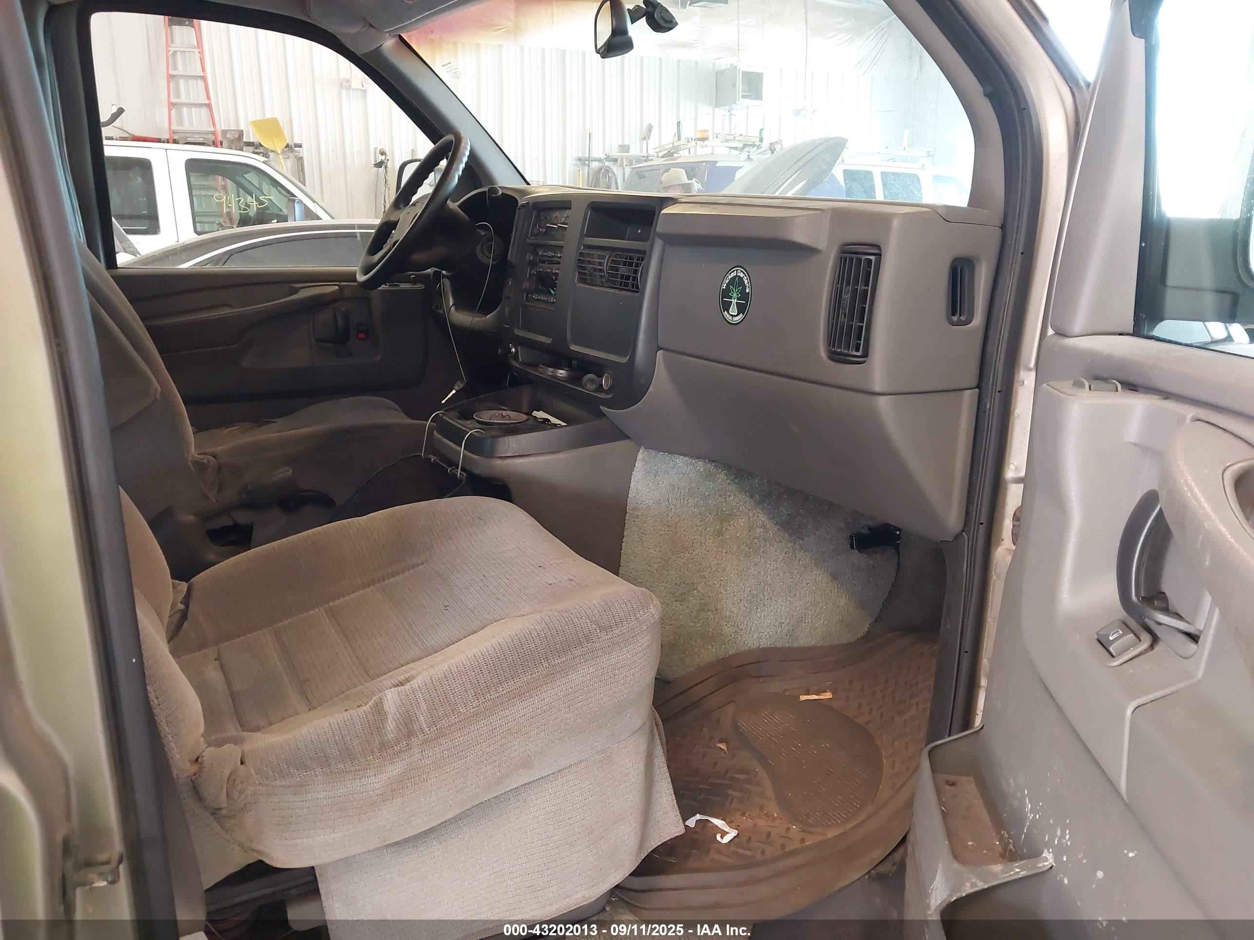 2003 Gmc Savana Cutaway Standard/standard W/c7l/c7n Tan vin: 1GDFG15T831116331