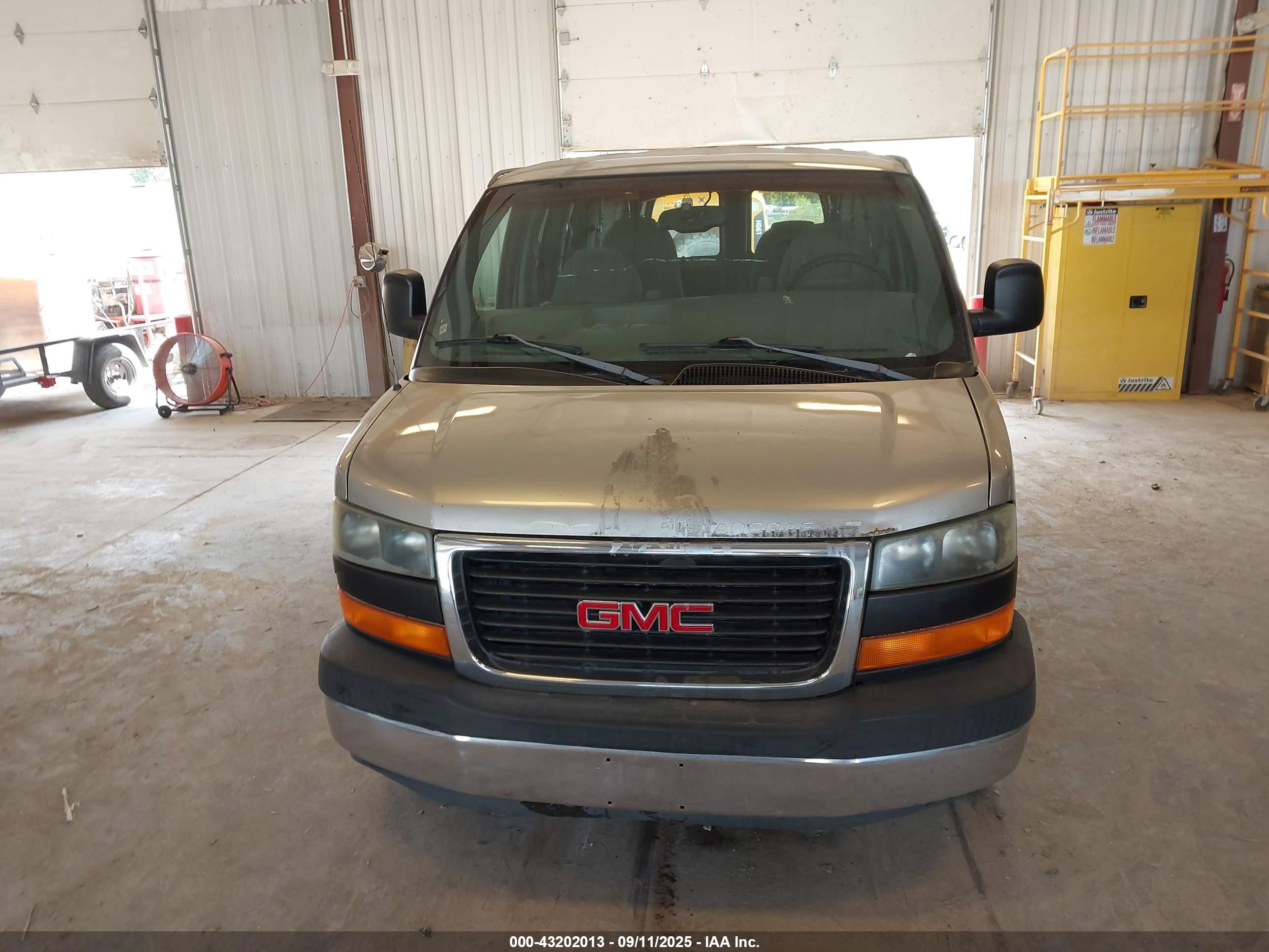 2003 Gmc Savana Cutaway Standard/standard W/c7l/c7n Tan vin: 1GDFG15T831116331
