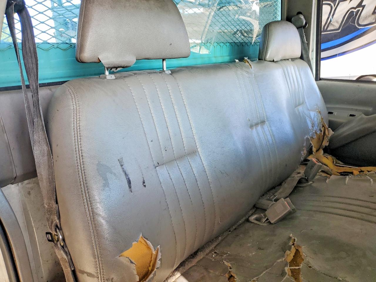 1999 Gmc Sierra C2500 White vin: 1GDGC24R2XF098493