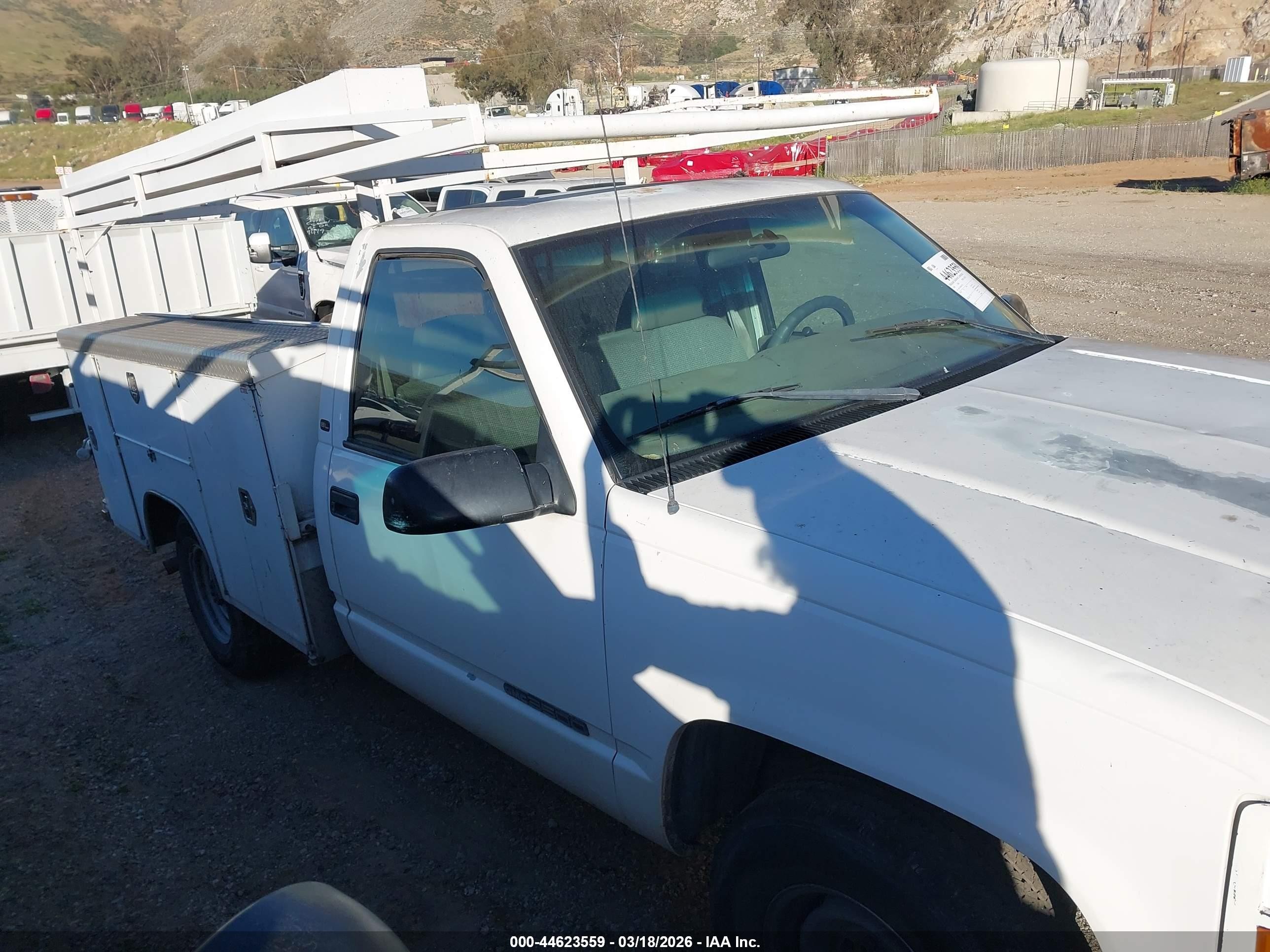 1998 Gmc Sierra 3500 Chassis Sl White vin: 1GDGC34RXWF052107