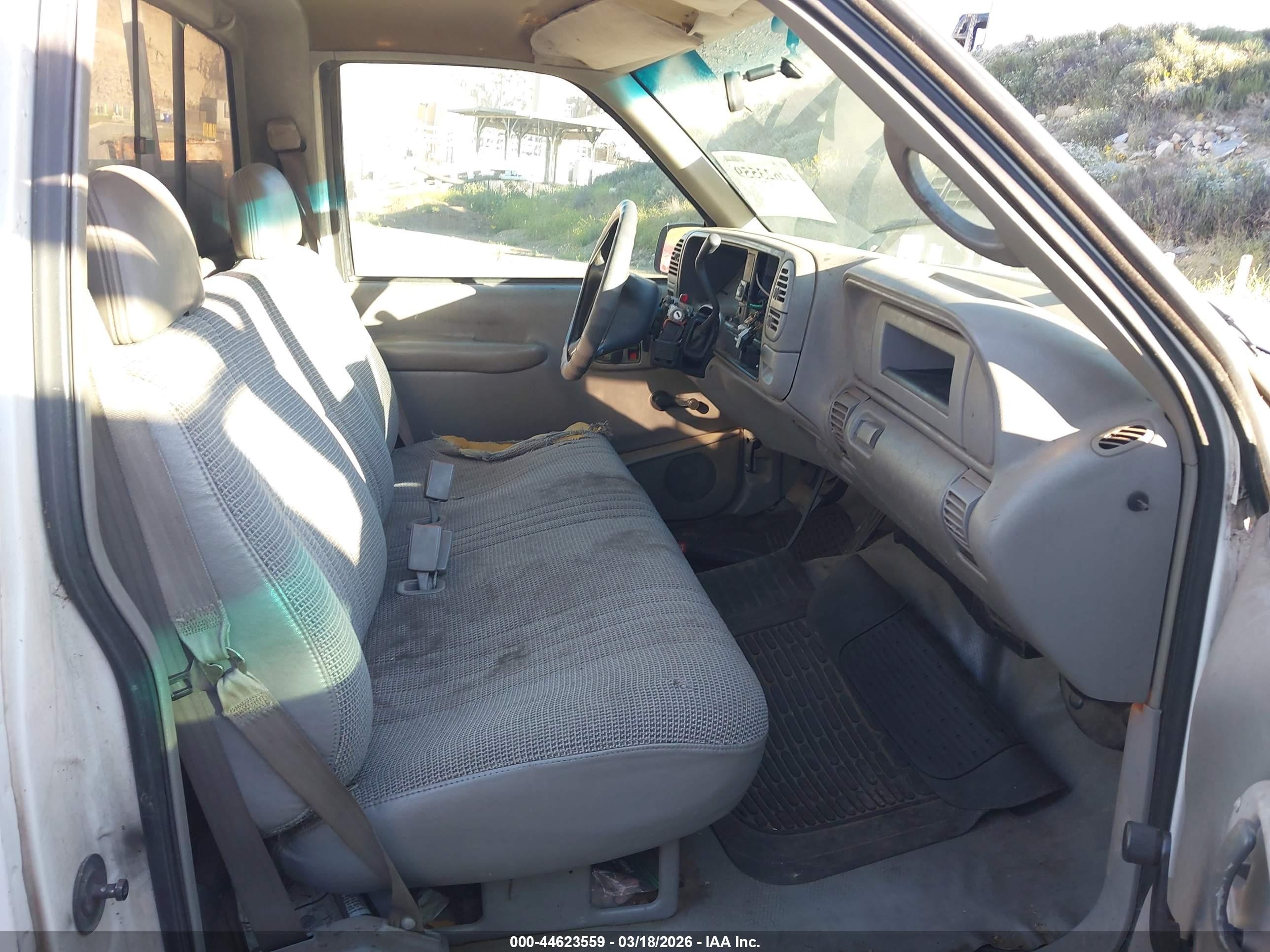 1998 Gmc Sierra 3500 Chassis Sl White vin: 1GDGC34RXWF052107