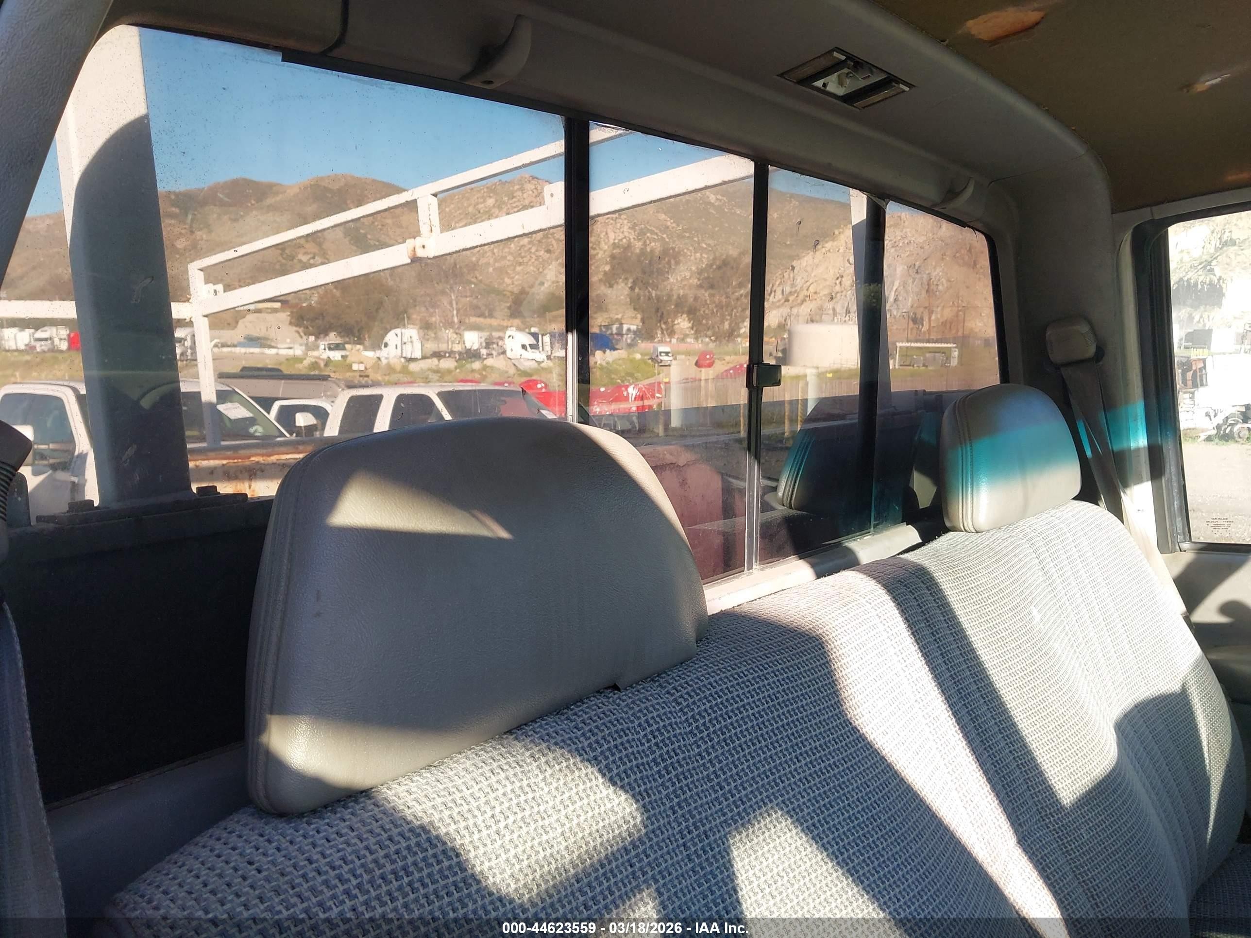 1998 Gmc Sierra 3500 Chassis Sl White vin: 1GDGC34RXWF052107