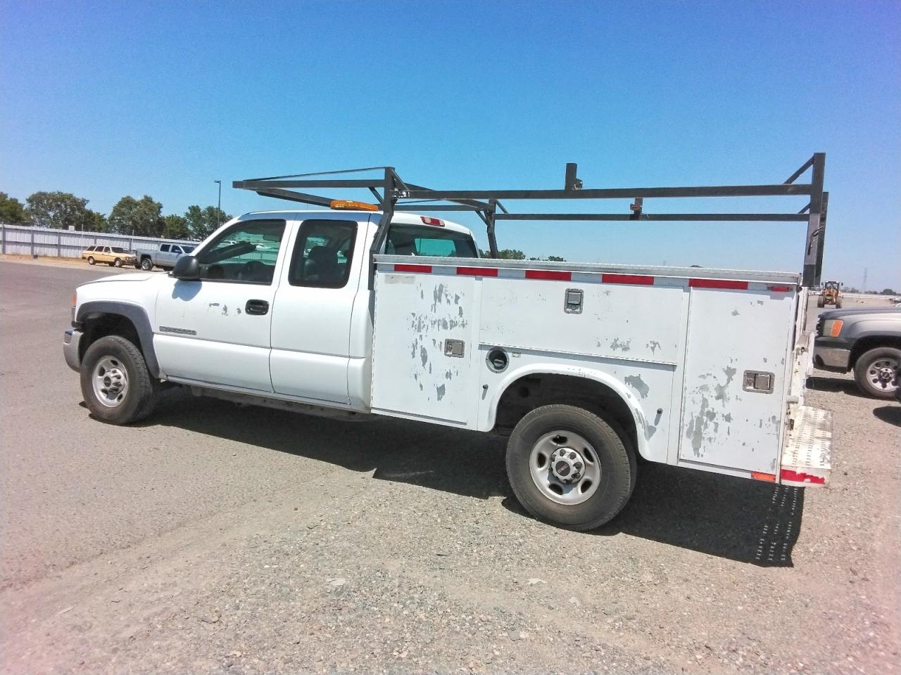 2004 Gmc Sierra White vin: 1GDHC29UX4E233481