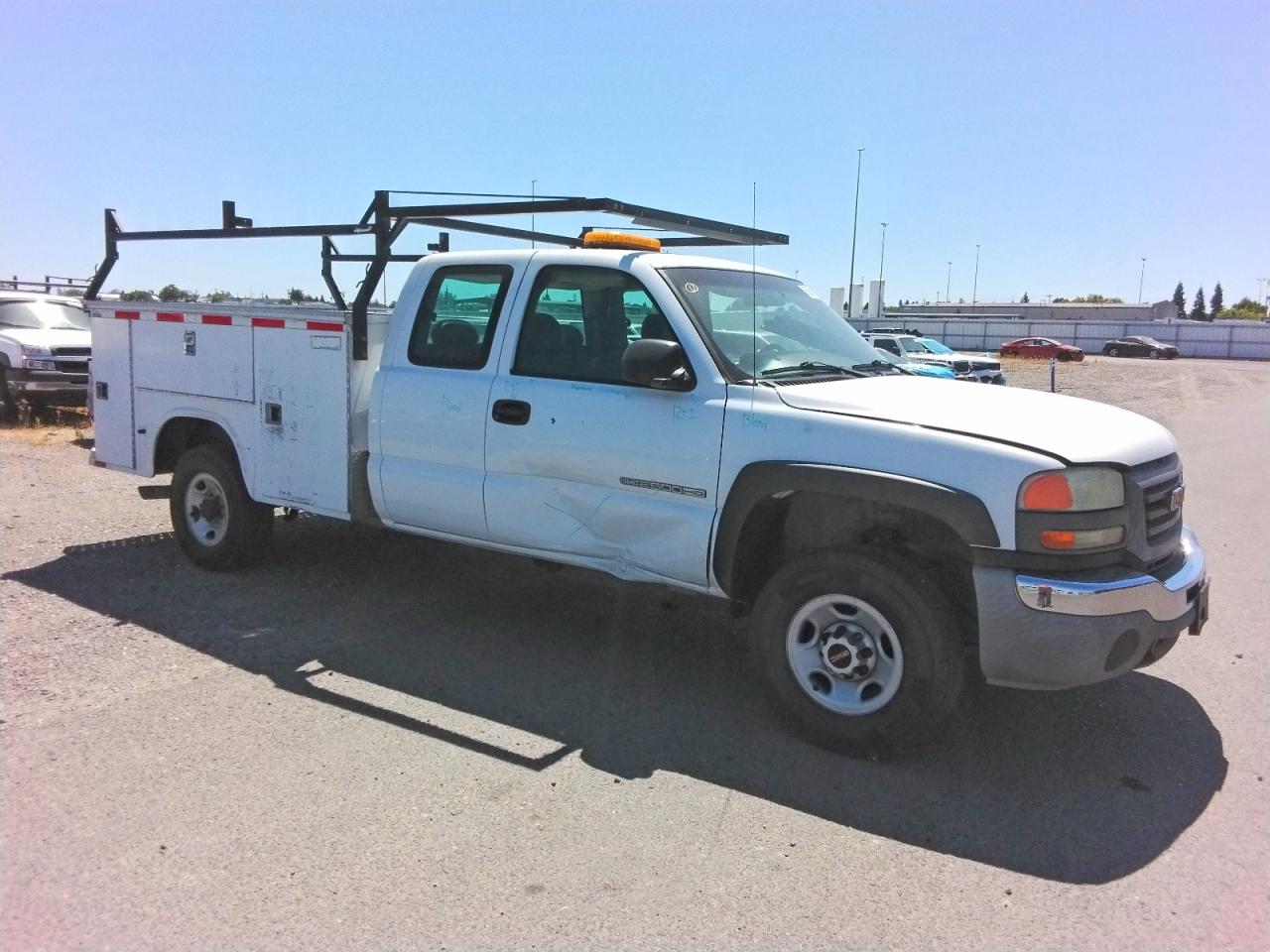 2004 Gmc Sierra White vin: 1GDHC29UX4E233481