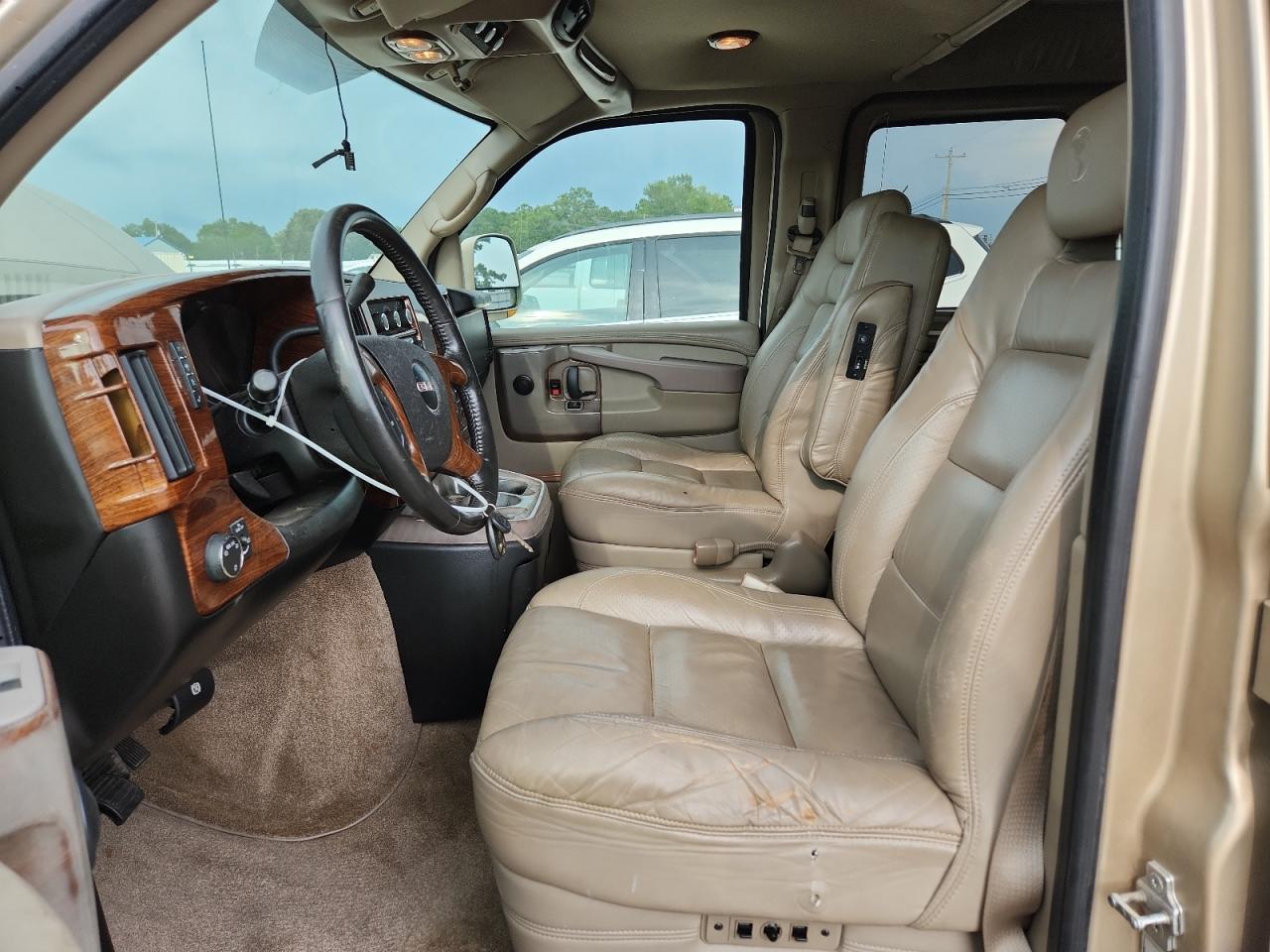 2010 Gmc Savana Rv G1500 4lt Tan vin: 1GDUGEB48A1112661 Damage: Left Front Seat Cushion, Torn, 1 To 2 Inches