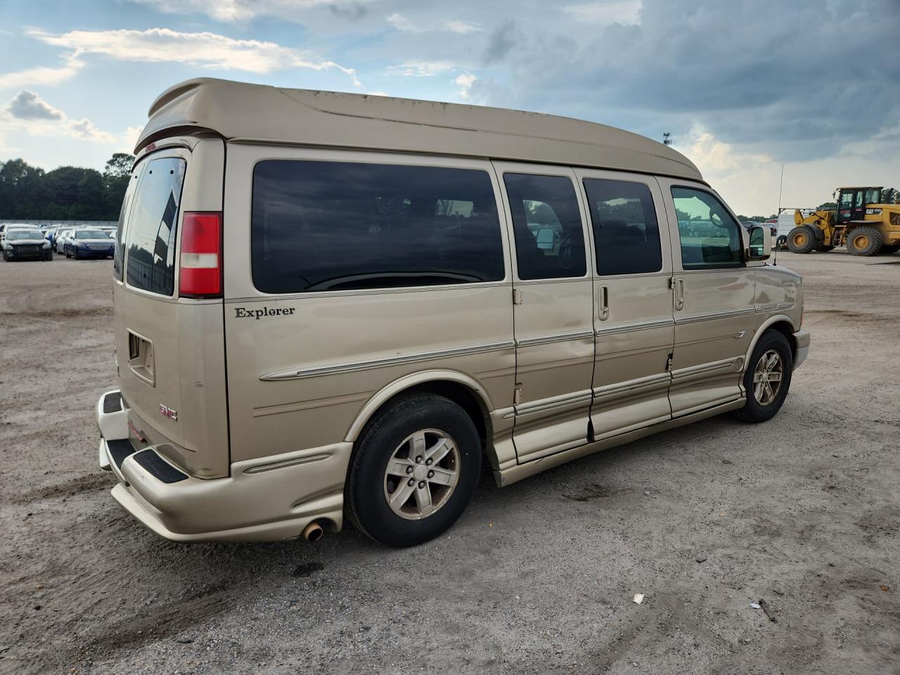 2010 Gmc Savana Rv G1500 4lt Tan vin: 1GDUGEB48A1112661 Damage: Right Qtr Panel, Dent(S) W/ Paint Dmg, 2 To 3 Inches
