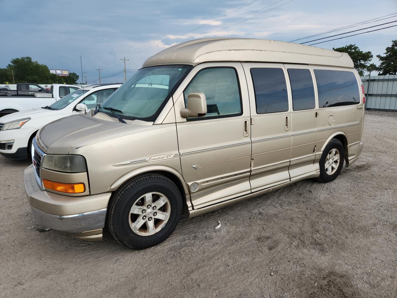 2010 Gmc Savana Rv G1500 4lt Tan vin: 1GDUGEB48A1112661 Damage: Left Front Door, Heavy Scratch, 3 To 4 Inches