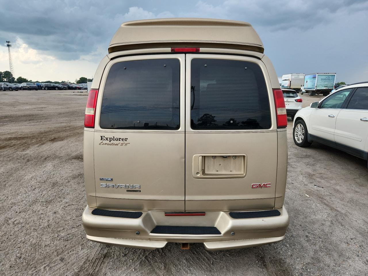 2010 Gmc Savana Rv G1500 4lt Tan vin: 1GDUGEB48A1112661 Damage: Rear Bumper, Chipped, 2
