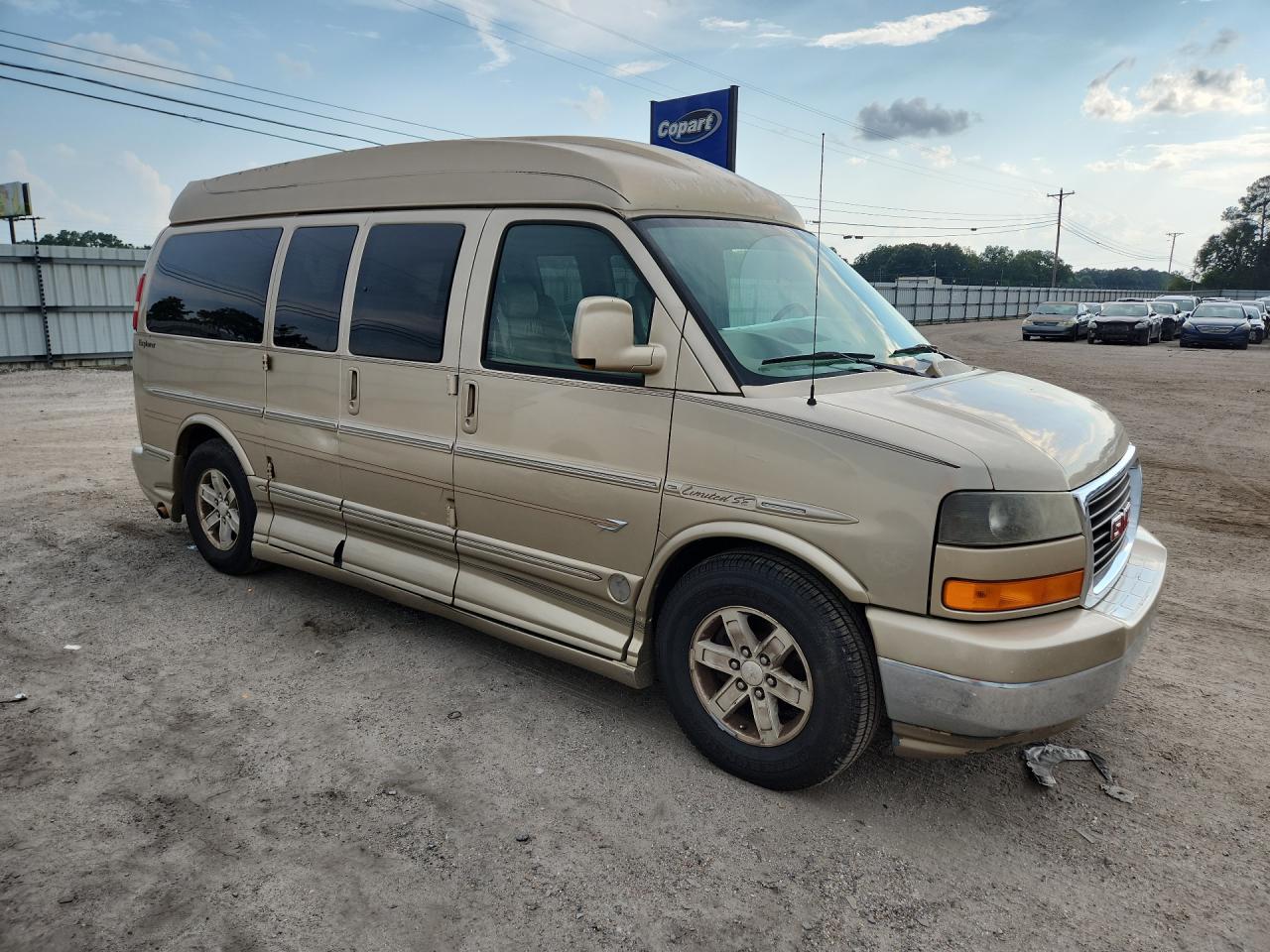 2010 Gmc Savana Rv G1500 4lt Tan vin: 1GDUGEB48A1112661 Damage: Right Rear Side Cargo Door, Dent(S) W/No Paint Dmg, 9 To 10 Inches