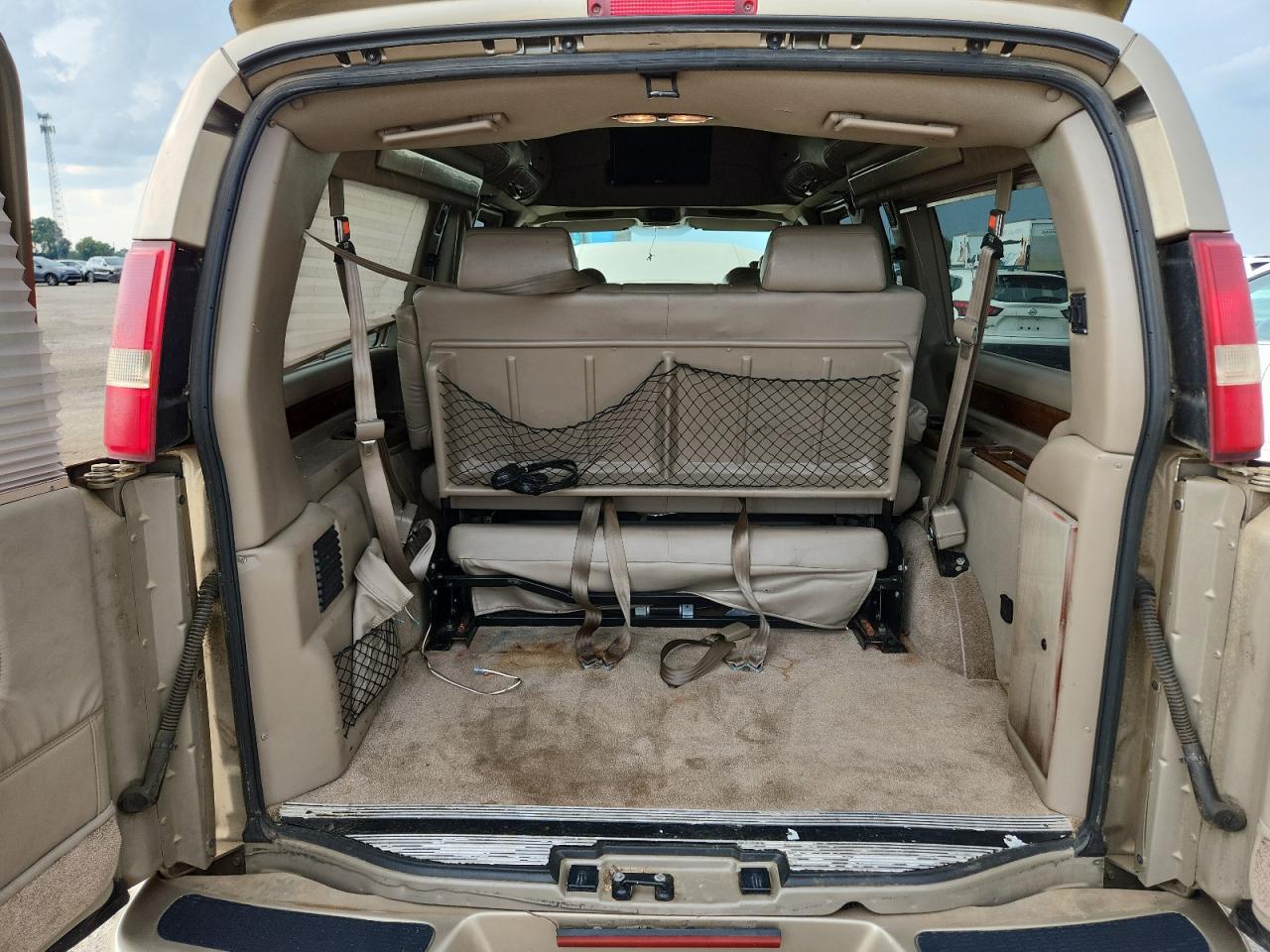 2010 Gmc Savana Rv G1500 4lt Tan vin: 1GDUGEB48A1112661 Damage: Luggage Carpeting, Stained, Permanent