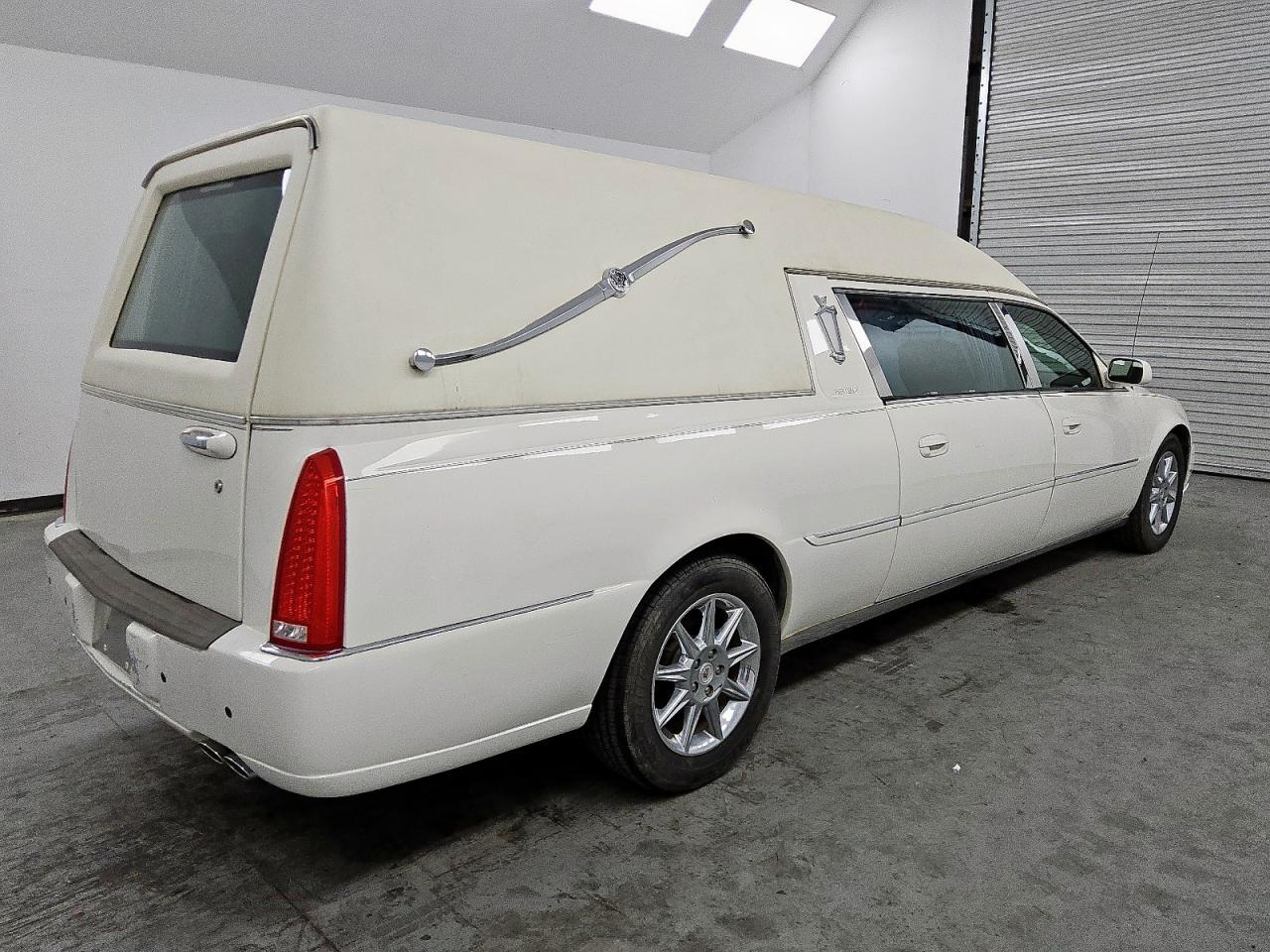 2011 Cadillac Professional Chassis White vin: 1GE7K9C65BU600027