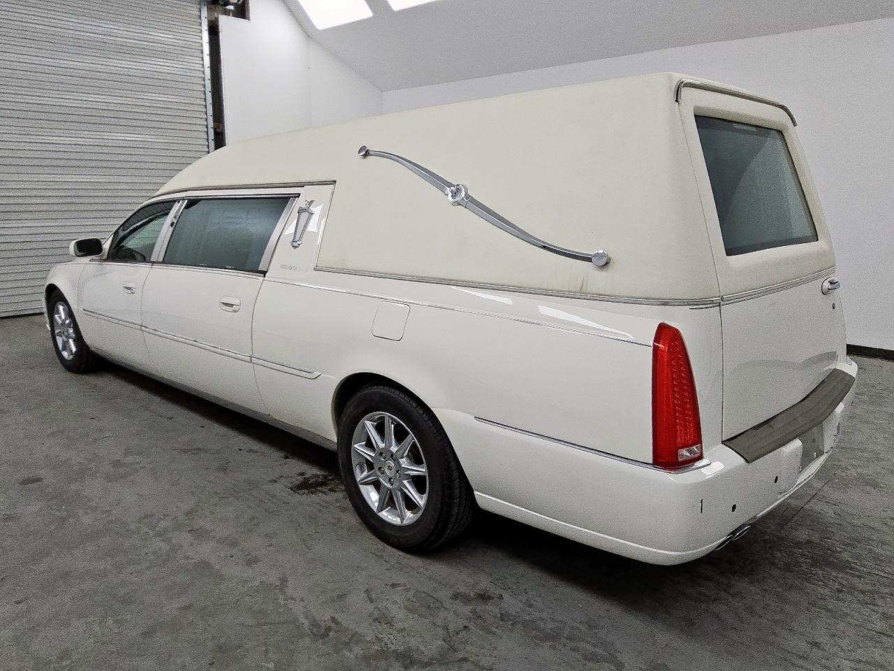 2011 Cadillac Professional Chassis White vin: 1GE7K9C65BU600027
