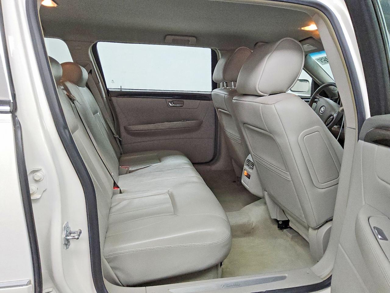 2011 Cadillac Professional Chassis White vin: 1GE8K9C69BU550379