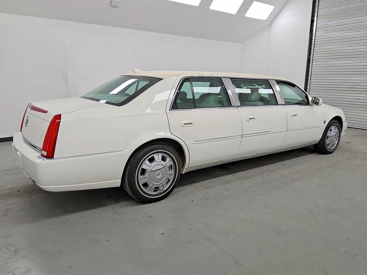 2011 Cadillac Professional Chassis White vin: 1GE8K9C69BU550379