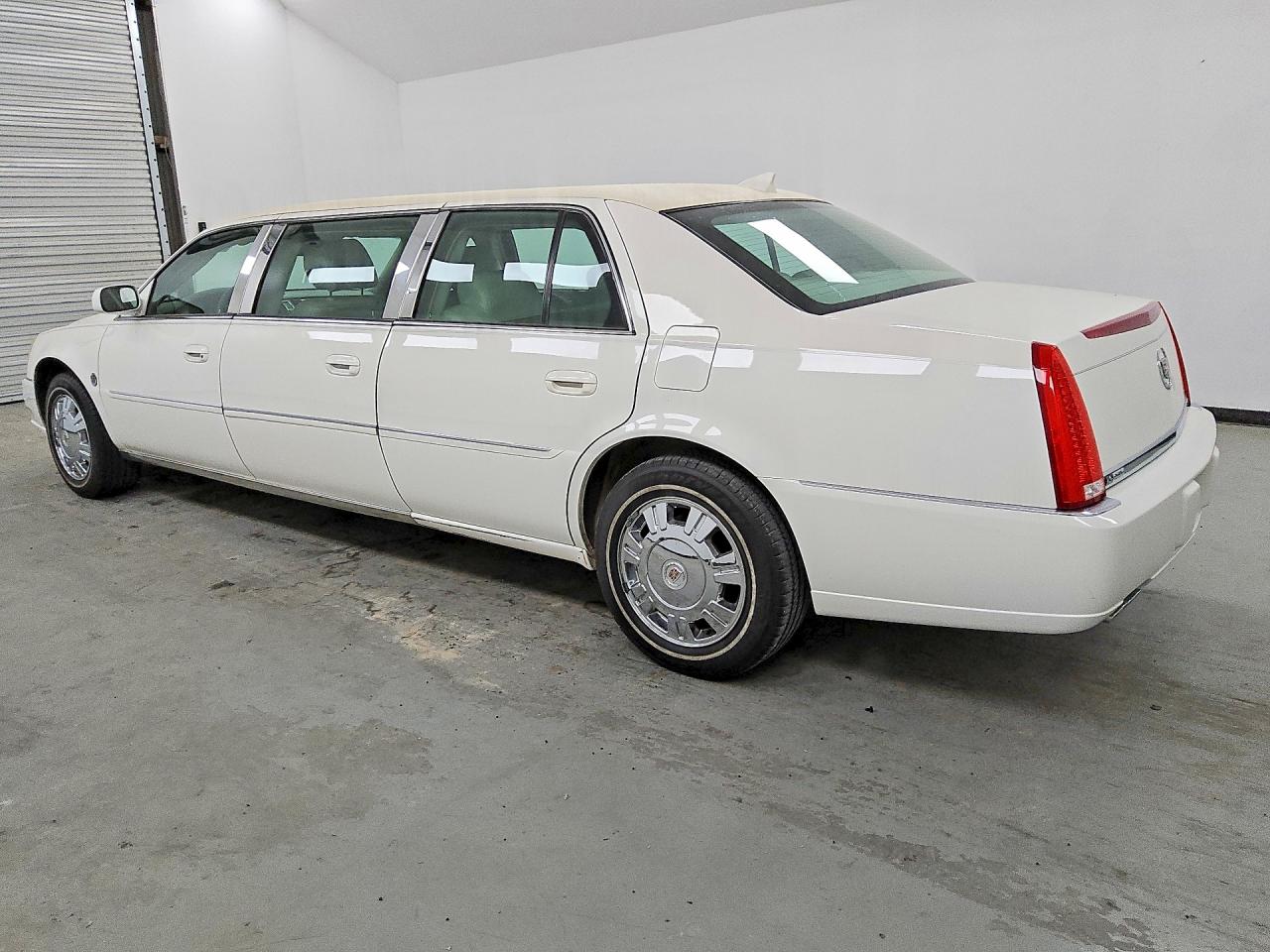 2011 Cadillac Professional Chassis White vin: 1GE8K9C69BU550379