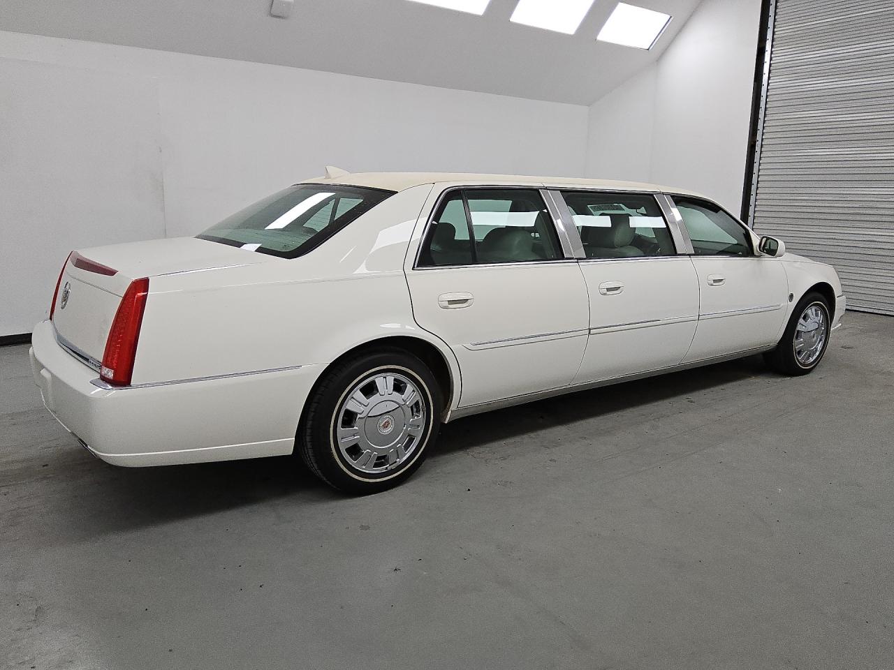 2011 Cadillac Professional Chassis White vin: 1GE8K9C69BU550379 Damage: Floor Panel, Previous Repair, Acceptable