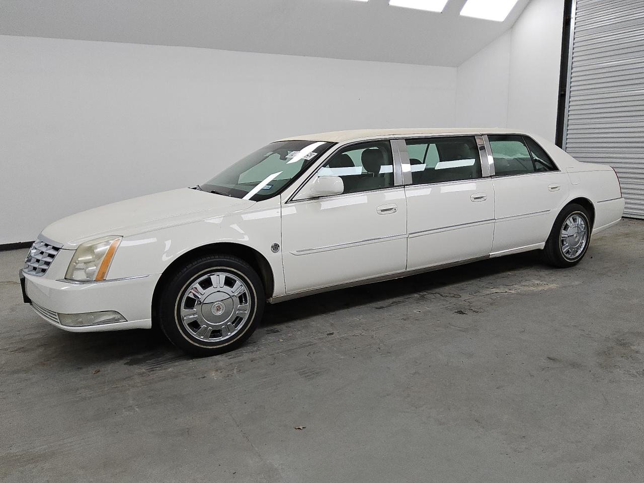 2011 Cadillac Professional Chassis White vin: 1GE8K9C69BU550379 Damage: Left Rocker Panel, Peeling, > 12 Inches