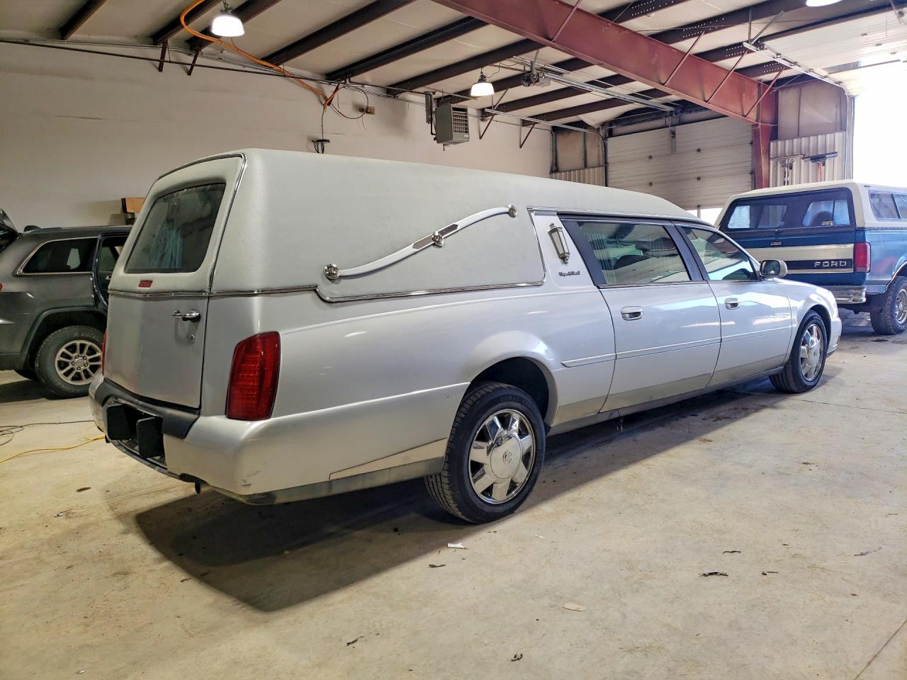 2003 Cadillac Commercial Chassis Silver vin: 1GEEH00Y83U500688