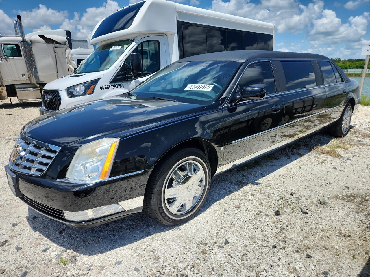 2007 Cadillac Professional Chassis Black vin: 1GEEH96Y47U550182 Damage: Left Front Fender, Heavy Scratch, 2 To 3 Inches