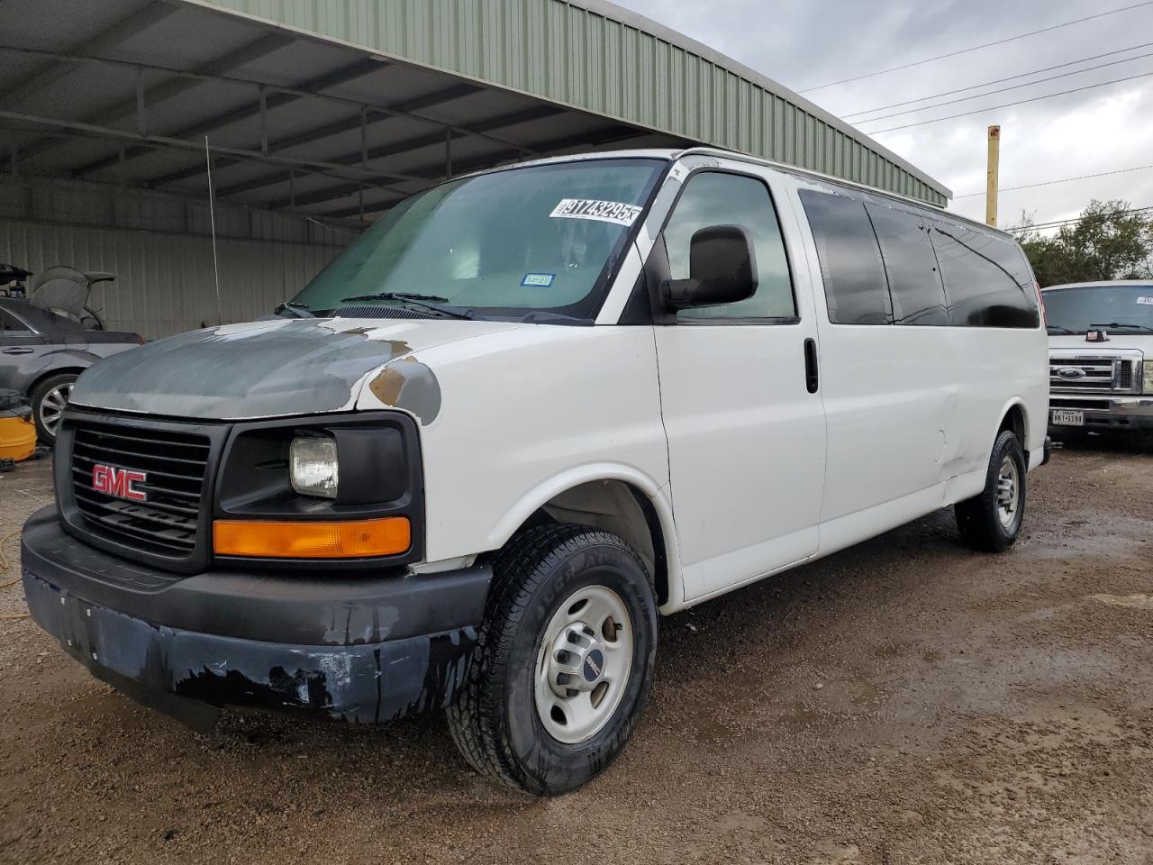 2010 Gmc Savana G3500 Ls White vin: 1GJ2GZDG5A1180158 Damage: Left Front Fender, Peeling, 7 To 8 Inches