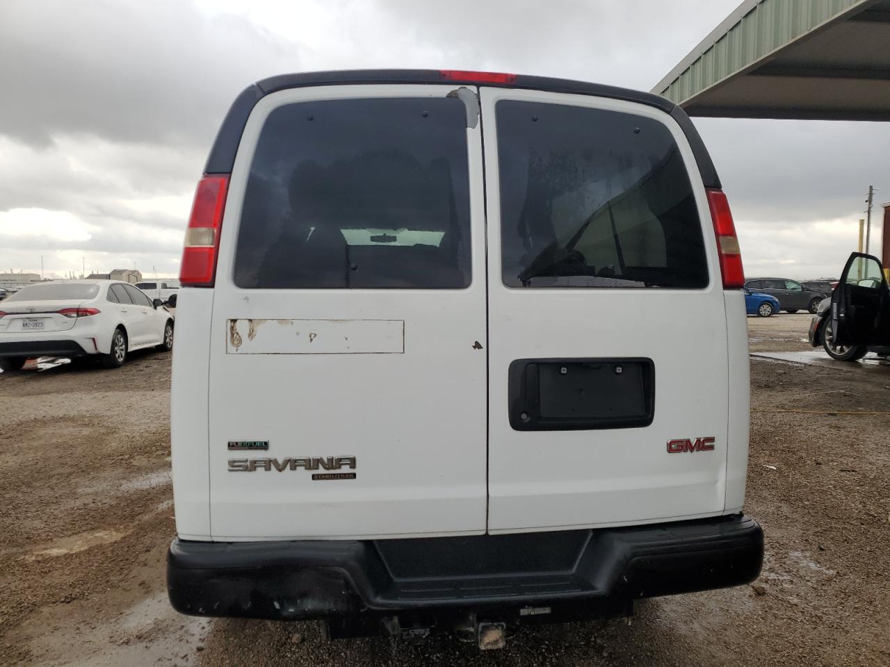 2010 Gmc Savana G3500 Ls White vin: 1GJ2GZDG5A1180158 Damage: Right Rear Cargo Door, Dent(S) W/ Paint Dmg, 7 To 8 Inches