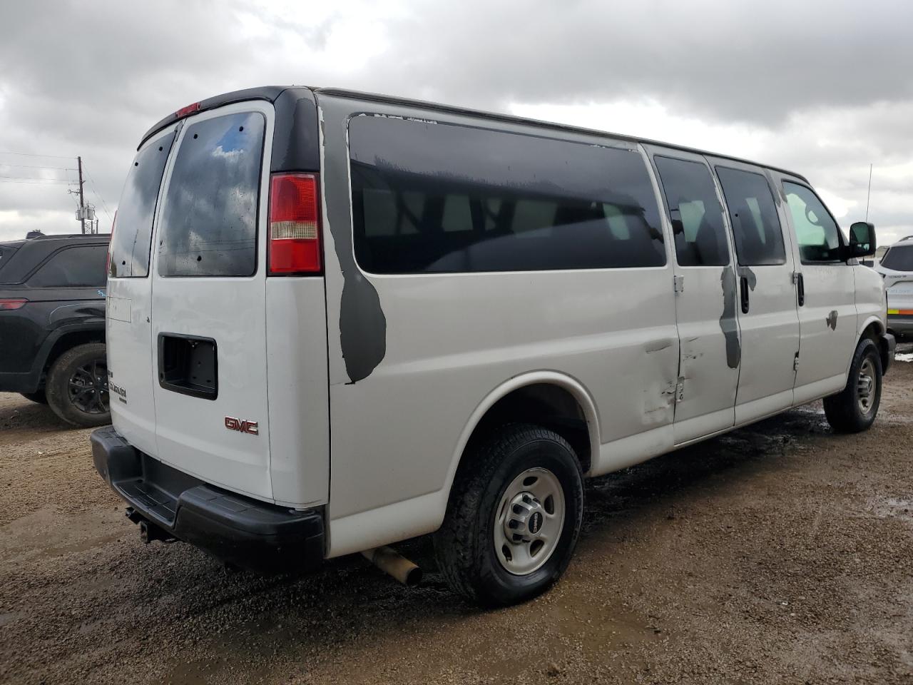 2010 Gmc Savana G3500 Ls White vin: 1GJ2GZDG5A1180158 Damage: Right Side Panel, Dent(S) W/ Paint Dmg, > 12 Inches