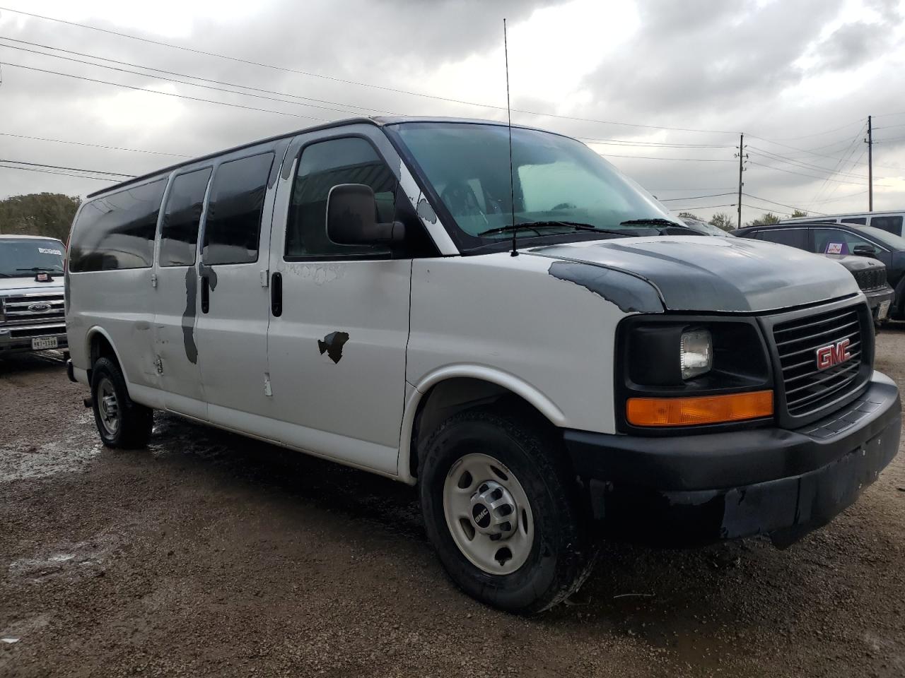 2010 Gmc Savana G3500 Ls White vin: 1GJ2GZDG5A1180158 Damage: Right Front Door, Peeling, > 12 Inches