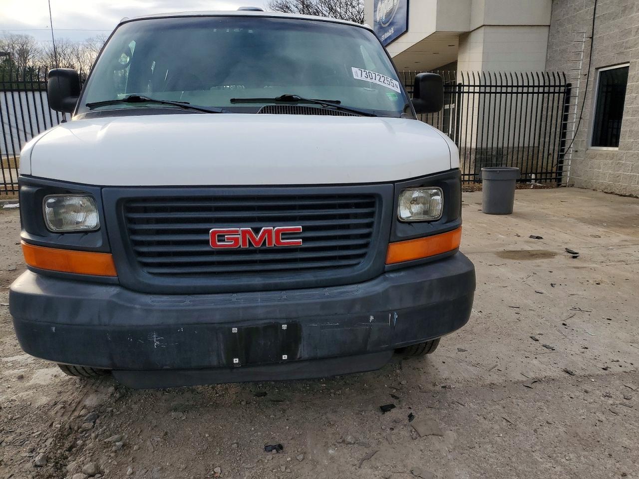 2005 Gmc Savana G2500 White vin: 1GJGG25U851219042