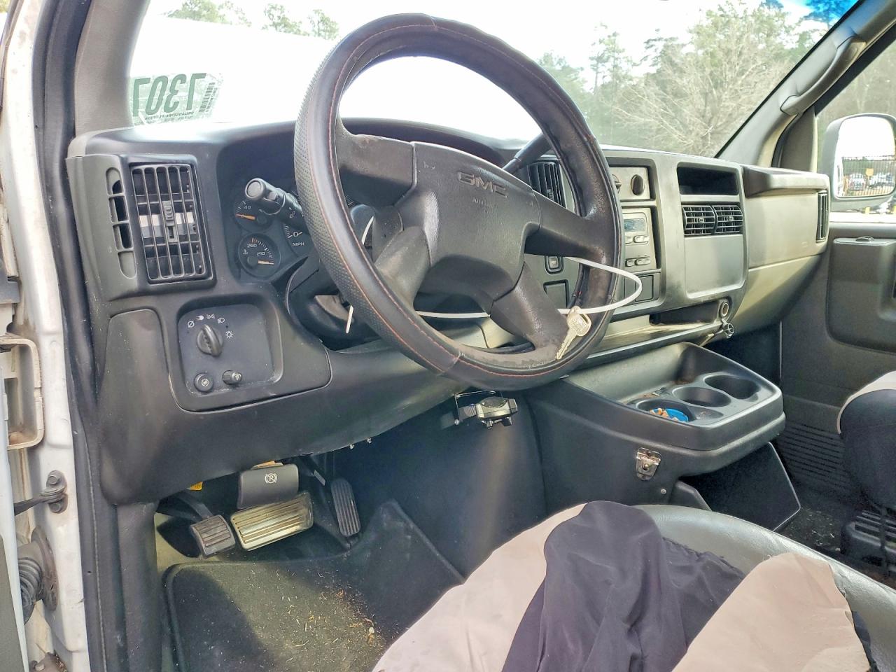 2005 Gmc Savana G2500 White vin: 1GJGG25U851219042