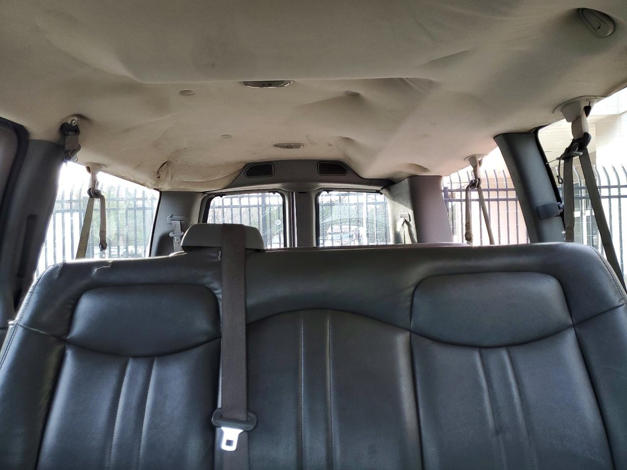 2005 Gmc Savana G2500 White vin: 1GJGG25U851219042