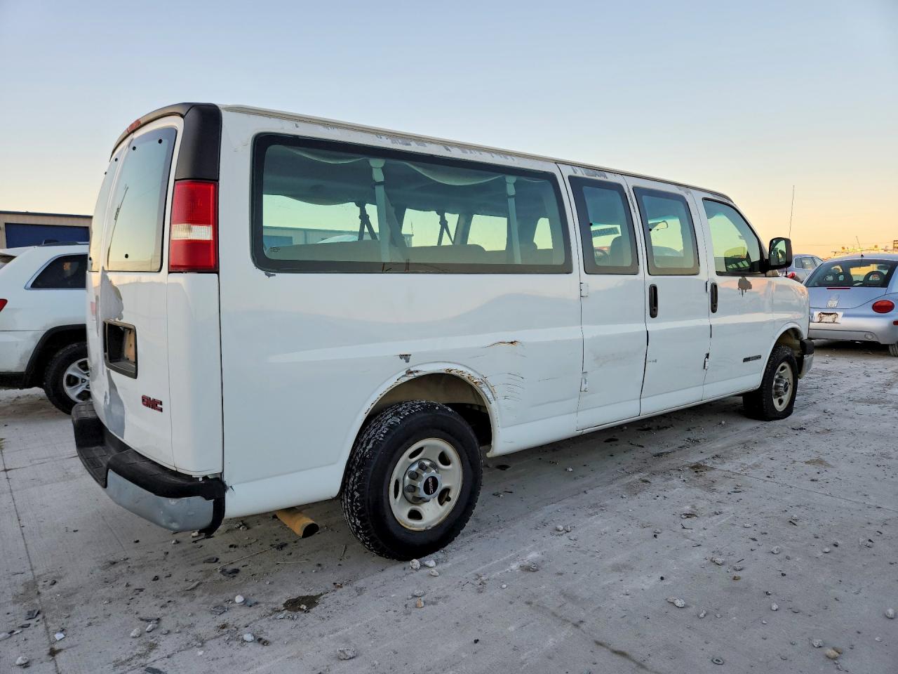 2003 Gmc Savana G2500 White vin: 1GJGG29U131102927