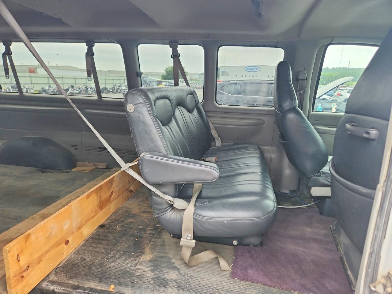 1998 Gmc Savana G3500 White vin: 1GJHG39R3W1090550