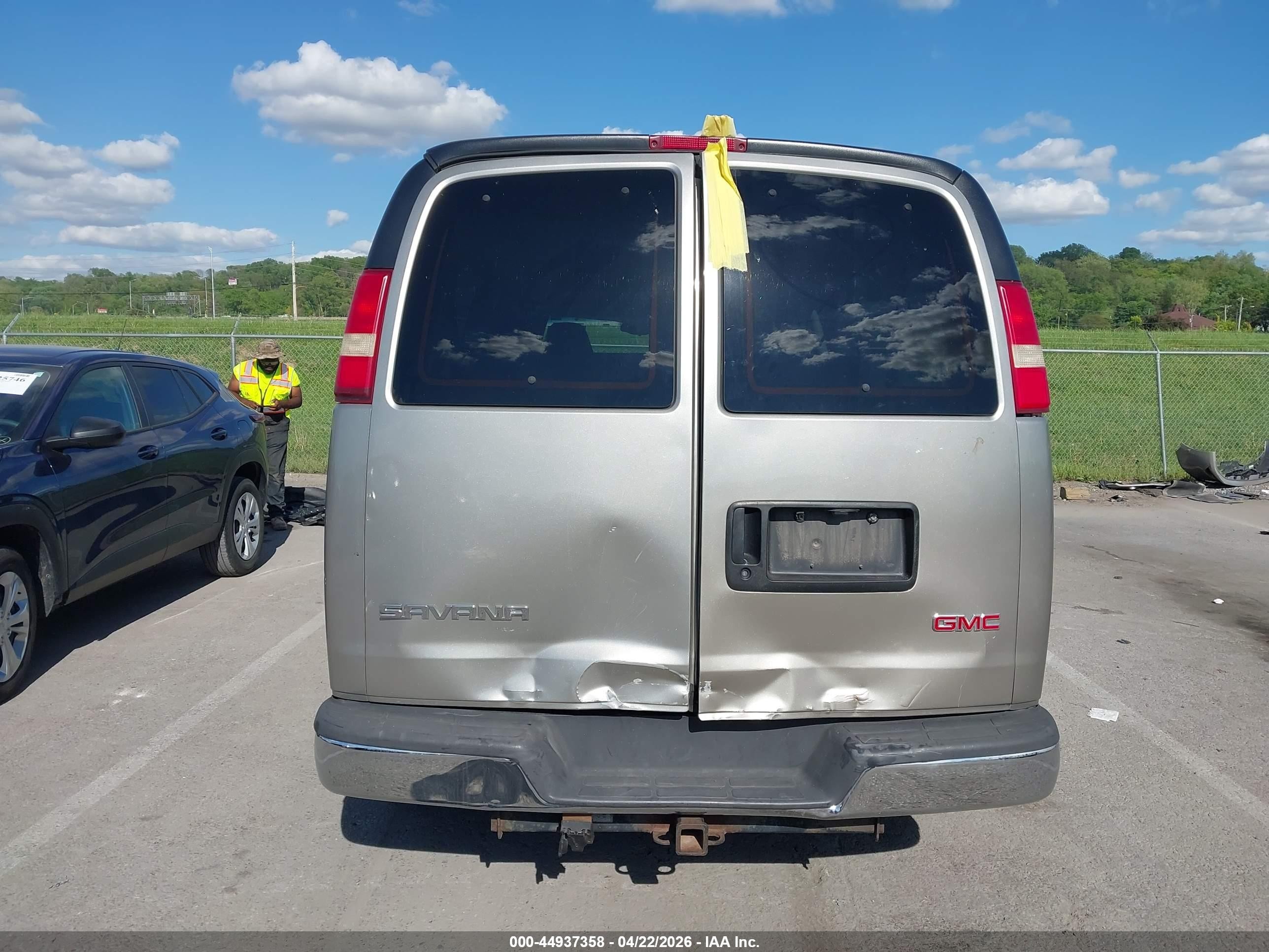 2004 Gmc Savana Standard Tan vin: 1GJHG39U641206468